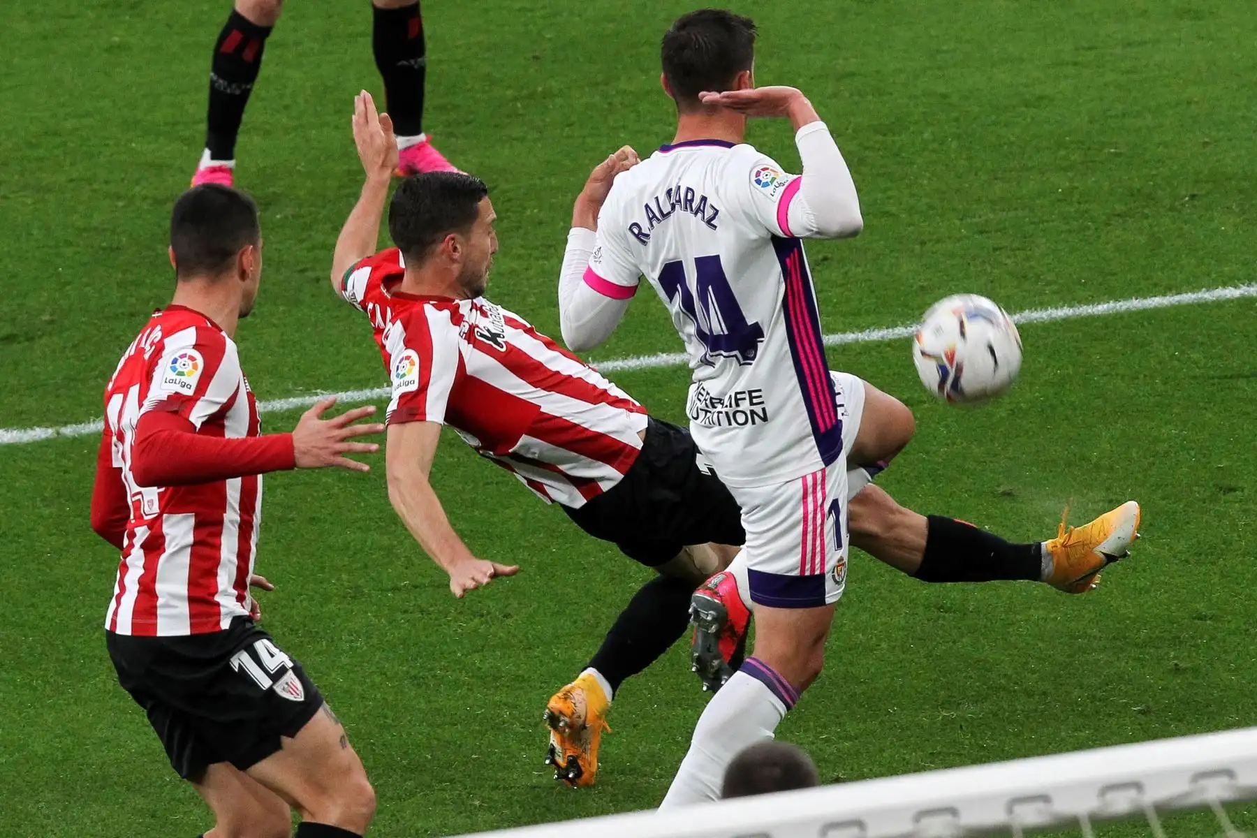 El lateral derecho del Athletic de Bilbao Óscar de Marcos disputa un balón con el centrocampista del Valladolid Rubán Alcaraz durante el partido de LaLiga Santander, en el estadio San Mamés de Bilbao. Foto: EFE
