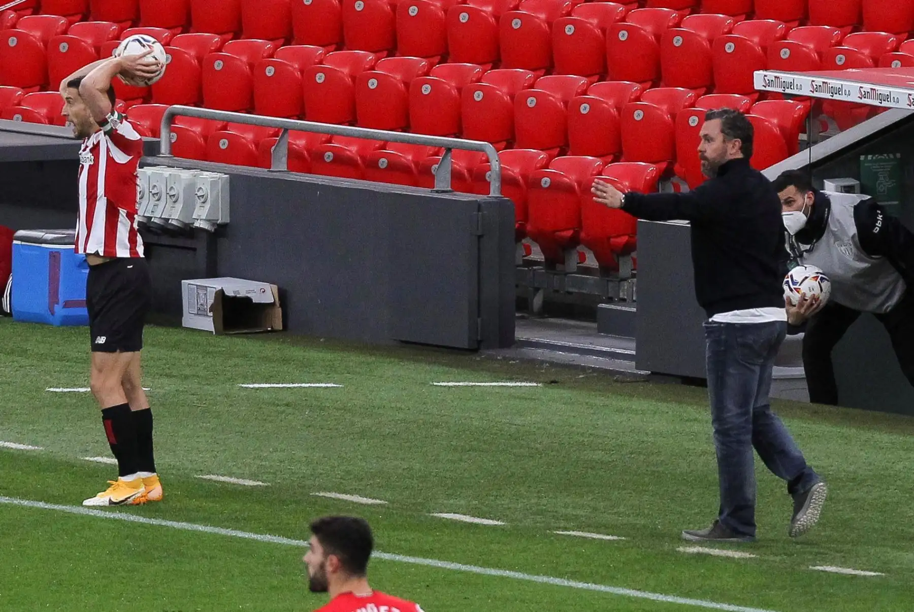El entrenador del Valladolid, Sergio García, dirige a su equipo durante partido por LaLiga Santander, en el estadio San Mamés de Bilbao. Foto: EFE/
