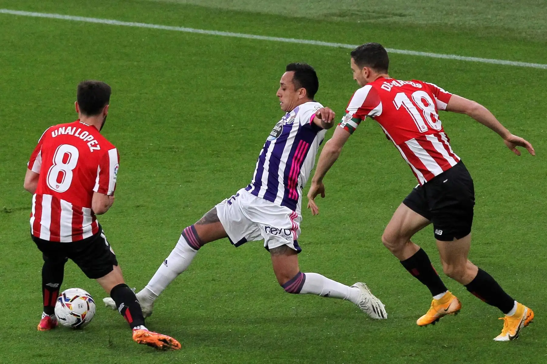 El lateral derecho del Athletic de Bilbao Óscar de Marcos y su compañero Unai López disputan un balón con el extremo chileno del Valladolid Fabián Orellana durante el partido de LaLiga Santander, en el estadio San Mamés de Bilbao. Foto: EFE
