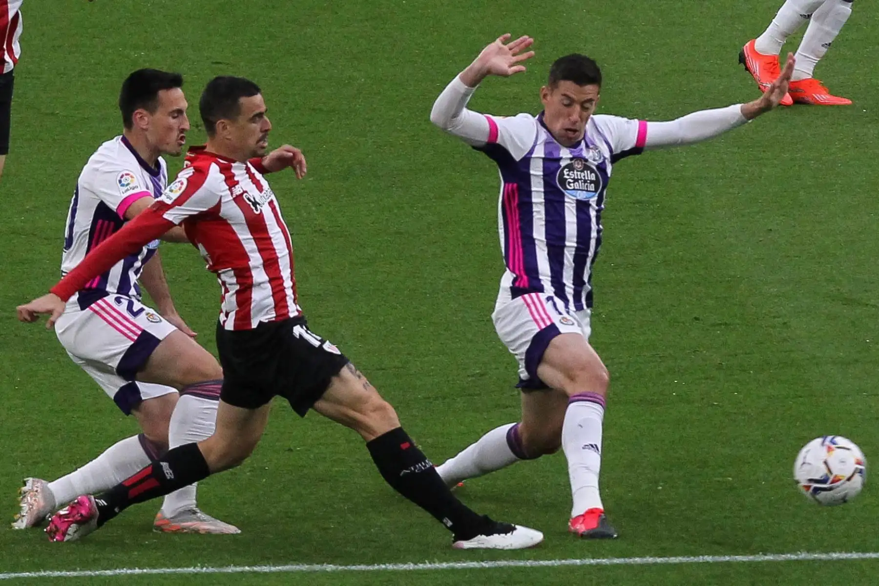 El centrocampista del Athletic de Bilbao, Dani García, disputa un balón con Rubén Alcaraz y Fede San Emeterio, centrocampista del Valladolid, durante el partido de LaLiga Santander, en el estadio San Mamés de Bilbao. Foto: EFE