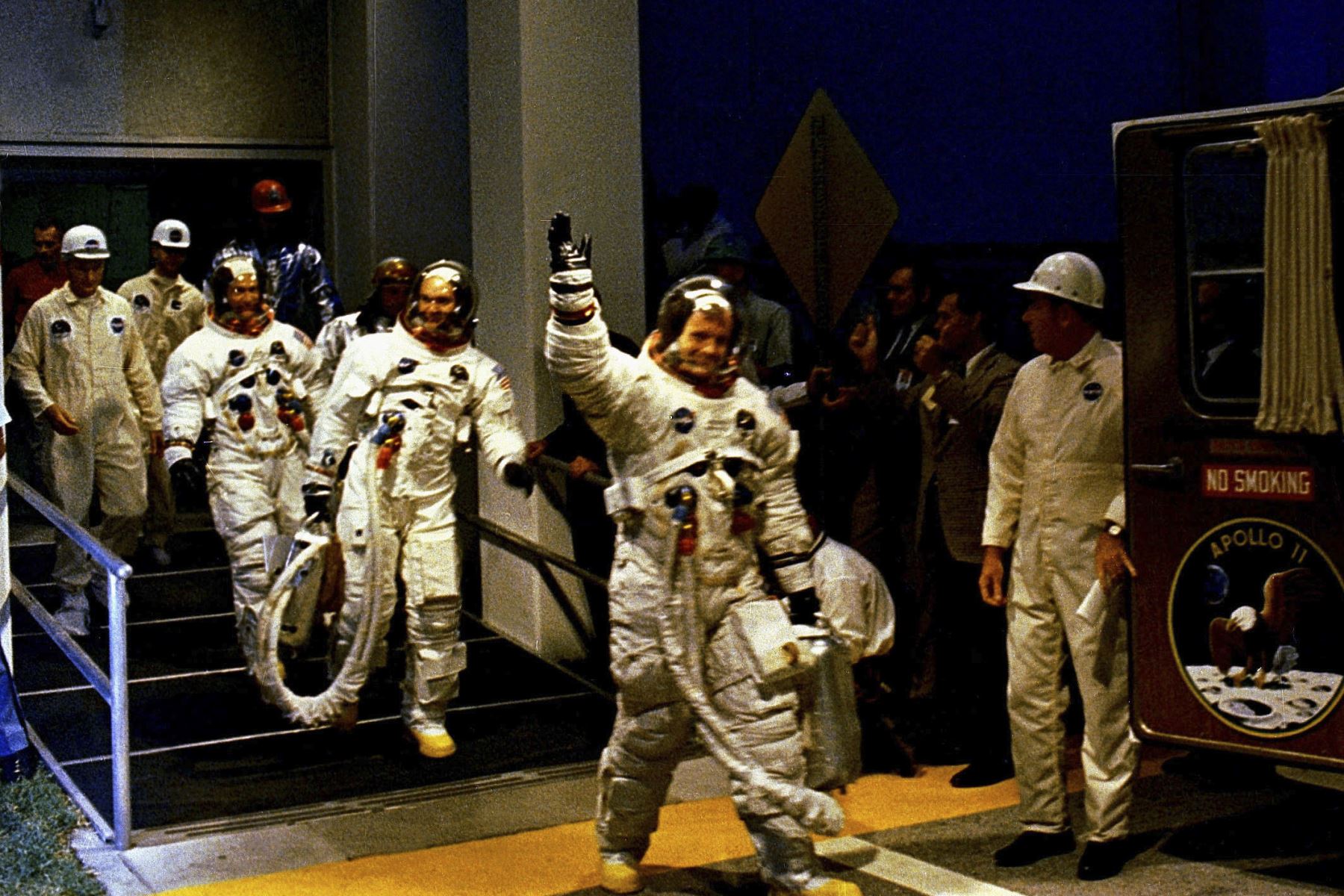 Los hombres de la tripulación de la misión de aterrizaje lunar Apolo 11 abandonan el Edificio de Operaciones de Naves Espaciales Tripuladas (MSOB) del Centro Espacial Kennedy (KSC) durante la cuenta regresiva previa al lanzamiento en esta foto de archivo del 16 de julio de 1969. Los astronautas Neil A. Armstrong, comandante; Michael Collins, piloto del módulo de mando; y el piloto del módulo lunar Buzz Aldrin. Foto: AFP