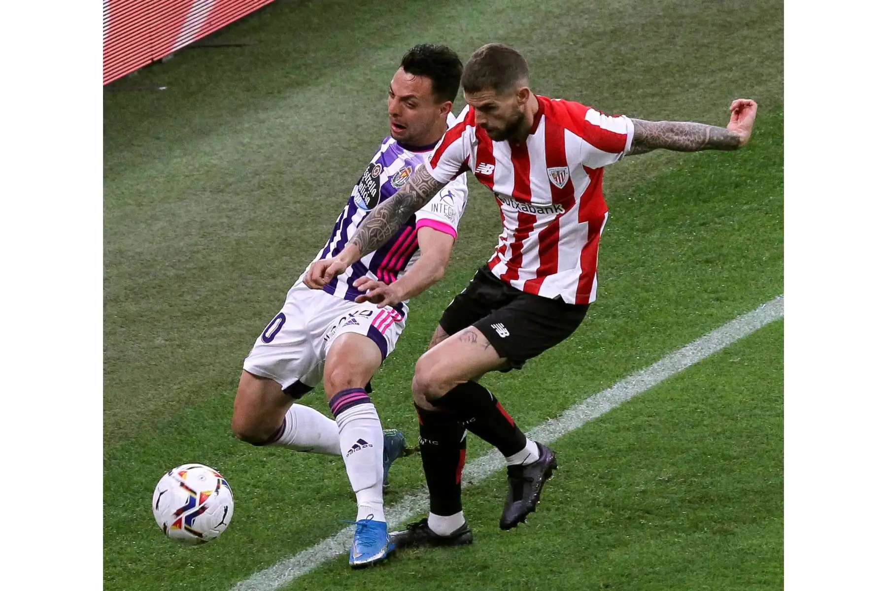 El defensa del Athletic de Bilbao, Iñigo Martínez, disputa un balón con Óscar Plano, centrocampista del Valladolid, durante el partido de LaLiga Santander, en el estadio San Mamés de Bilbao. Foto: EFE