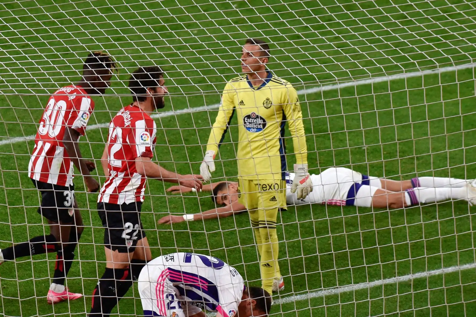 El delantero del Athletic de Bilbao, Raúl García, celebra tras marcar el 2-1 durante el partido ante el Valladolid de LaLiga Santander, disputado este miércoles en el estadio San Mamés de Bilbao. Foto: EFE