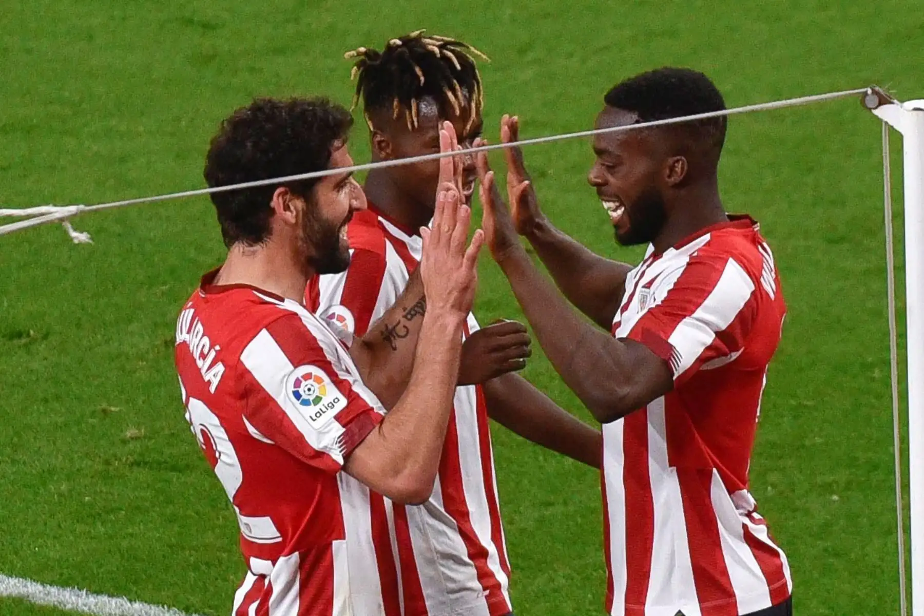El delantero del Athletic de Bilbao, Raúl García, celebra con sus compañeros tras marcar el 2-1 durante el partido ante el Valladolid de LaLiga Santander, disputado este miércoles en el estadio San Mamés de Bilbao. Foto: EFE