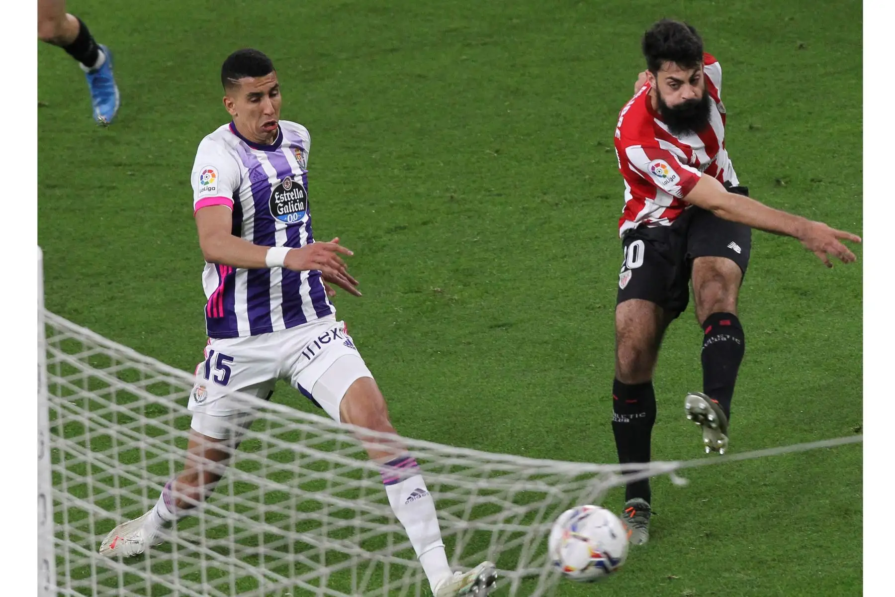 El delantero del Athletic de Bilbao, Asier Villalibre, disputa un balón ante Jawad El Yamiq, defensa del Valladolid, durante el encuentro de LaLiga Santander celebrado este miércoles en el estadio San Mamés de Bilbao. Foto: EFE