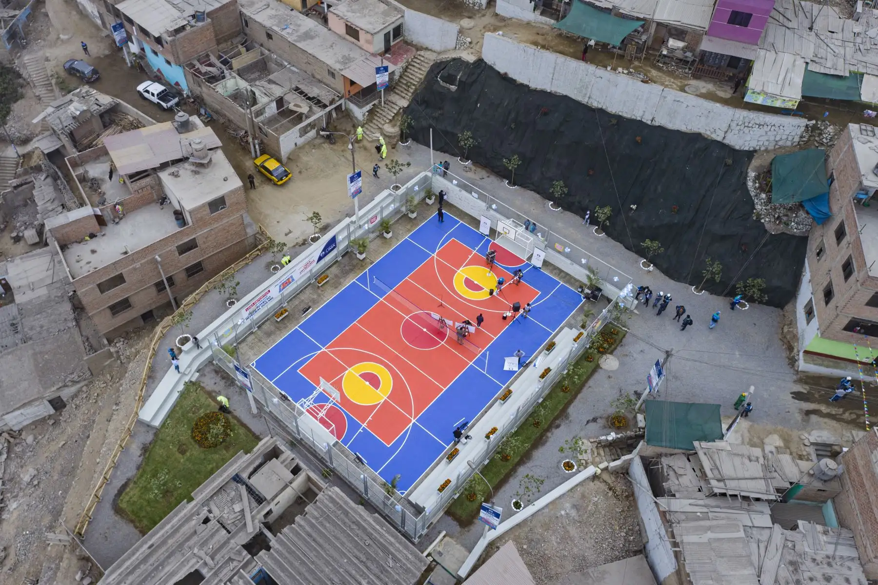 El alcalde Jorge Muñoz inaugura un conjunto de obras sociales en el distrito de Comas. Entregó escaleras para el acceso peatonal y losa deportiva. Foto: Municipalidad de Lima