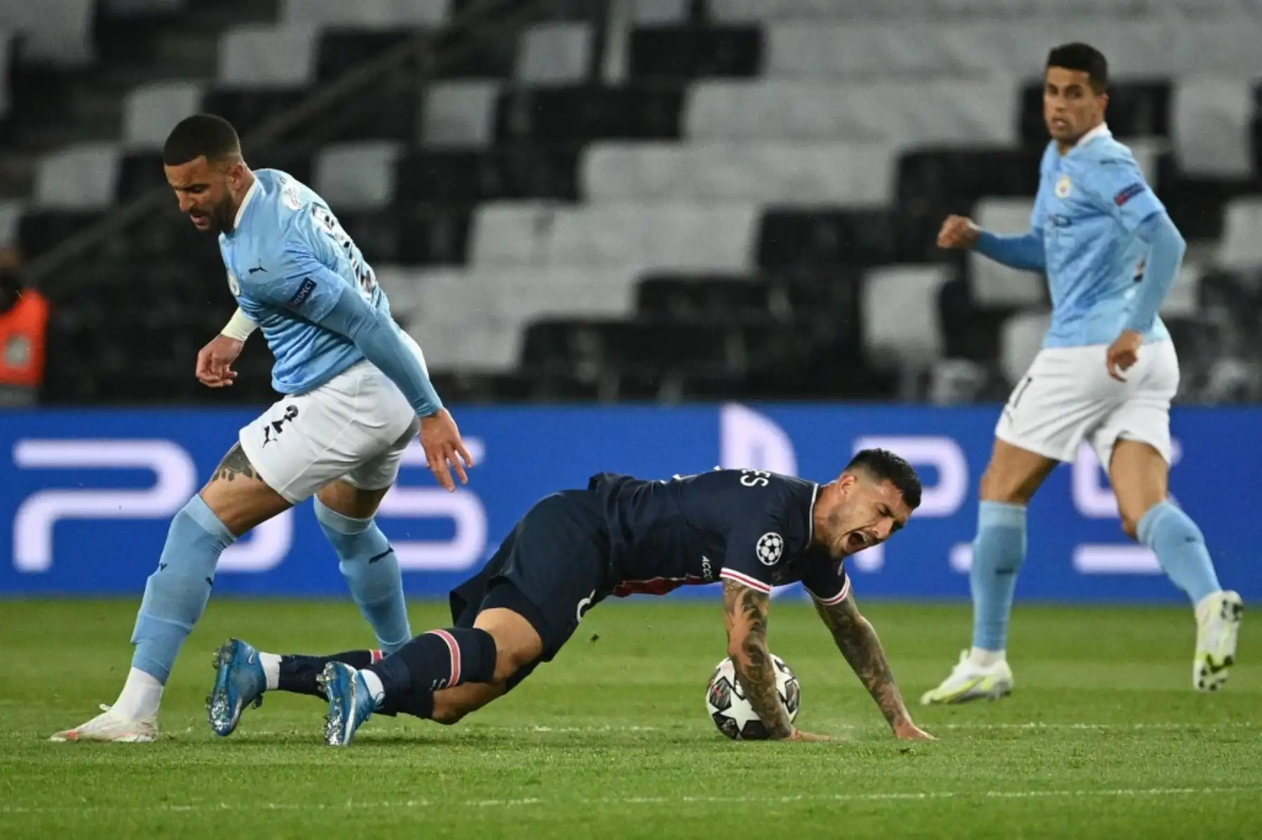El defensor inglés del Manchester City Kyle Walker (L) lucha por el balón con el centrocampista argentino del Paris Saint-Germain Leandro Paredes durante el partido de ida de la semifinal de la Liga de Campeones de la UEFA entre el Paris Saint-Germain (PSG) y el Manchester City en el Parc des Princes estadio en París el 28 de abril de 2021. Foto: AFP