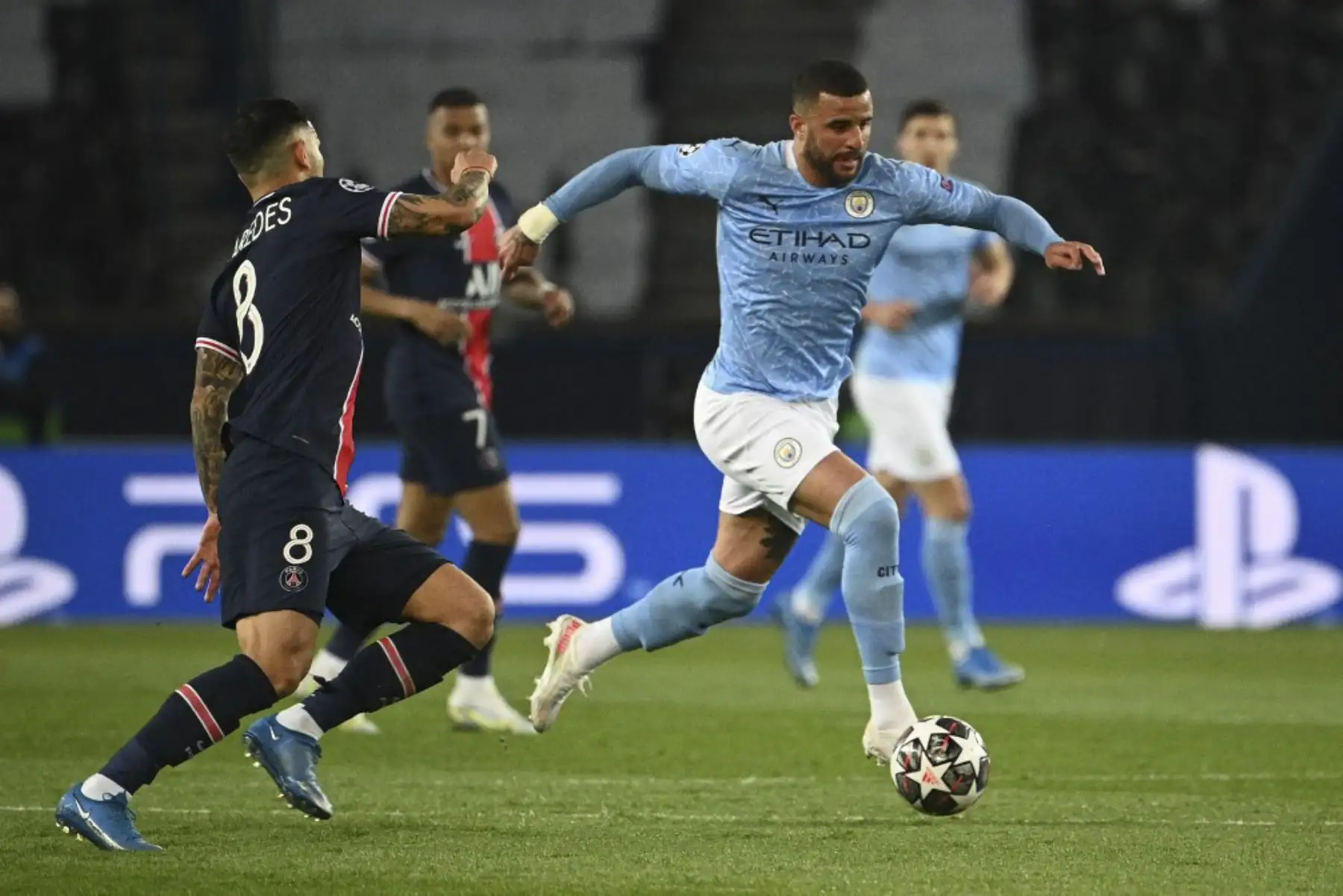 El defensor inglés del Manchester City Kyle Walker (R) lucha por el balón con el centrocampista argentino del Paris Saint-Germain Leandro Paredes durante el partido de ida de la semifinal de la Liga de Campeones de la UEFA entre el Paris Saint-Germain (PSG) y el Manchester City en el Parc des Princes estadio en París el 28 de abril de 2021. Foto: AFP
