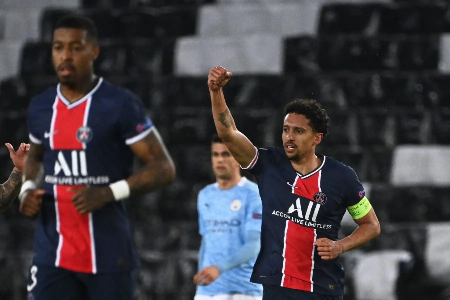 El defensor brasileño del Paris Saint-Germain, Marquinhos (R), celebra tras marcar un gol durante el partido de ida de la semifinal de la Liga de Campeones de la UEFA entre el Paris Saint-Germain (PSG) y el Manchester City en el estadio Parc des Princes de París. Foto: AFP