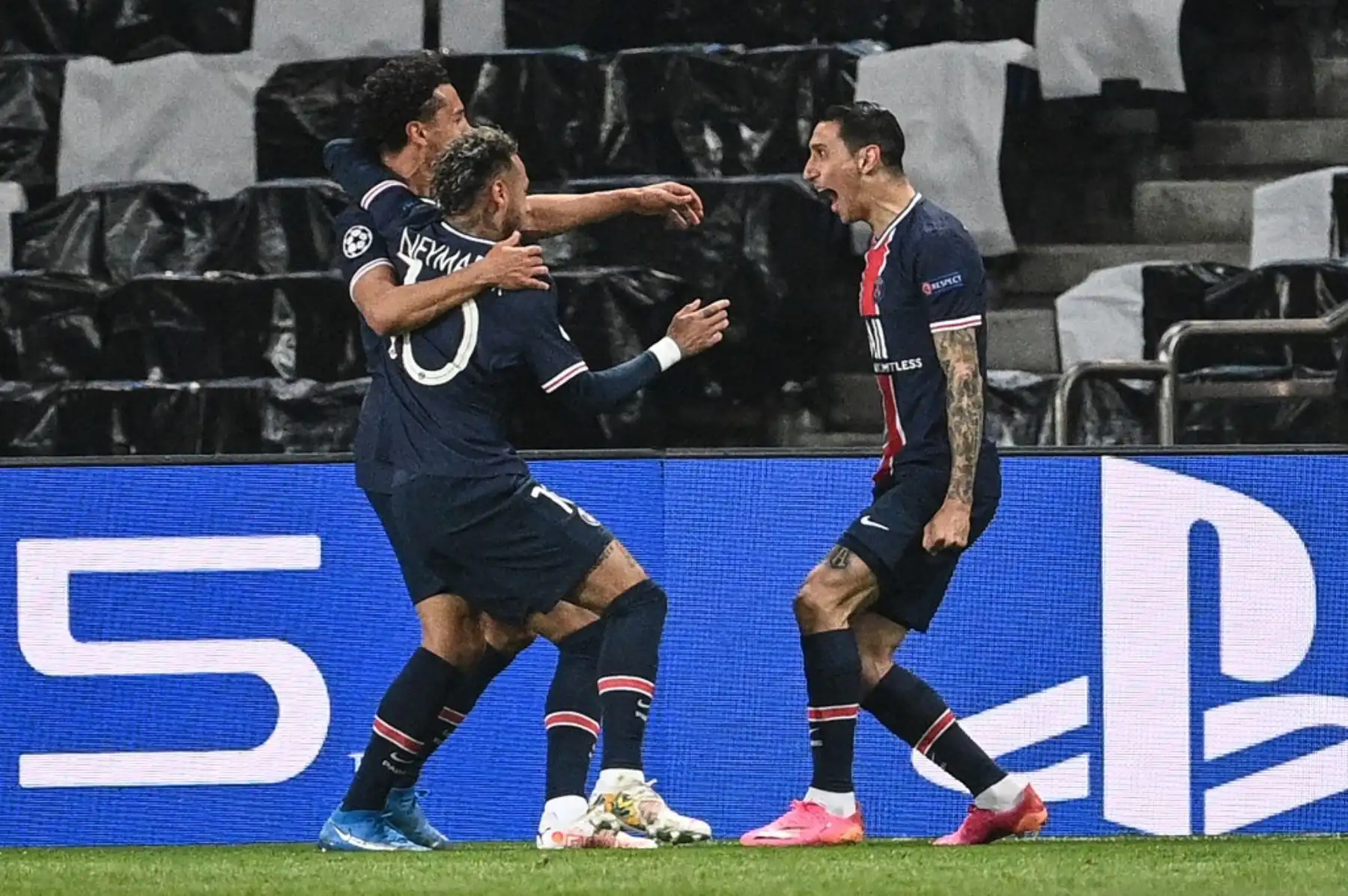 El defensor brasileño del Paris Saint-Germain, Marquinhos (R), celebra tras marcar un gol durante el partido de ida de la semifinal de la Liga de Campeones de la UEFA entre el Paris Saint-Germain (PSG) y el Manchester City en el estadio Parc des Princes de París. Foto: AFP