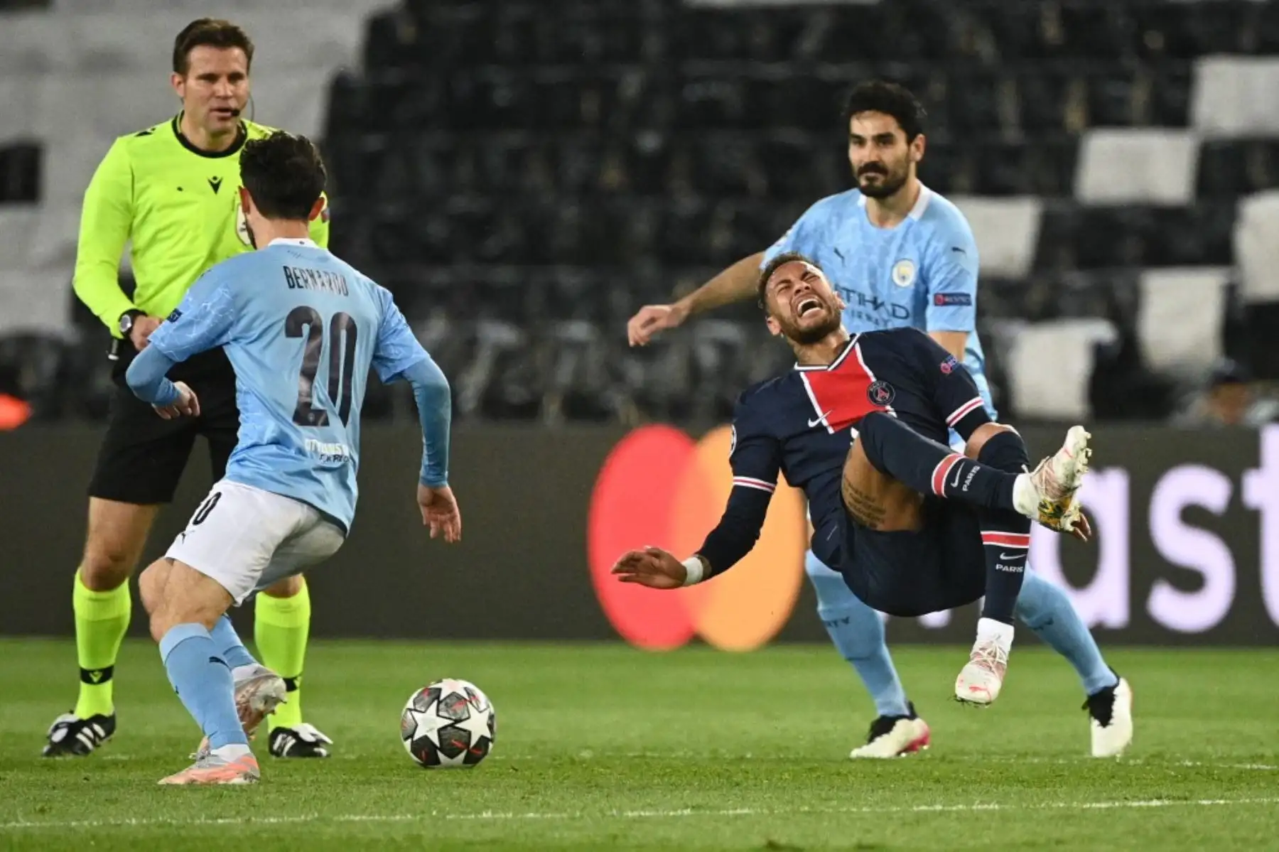 El centrocampista portugués del Manchester City Bernardo Silva (L) lucha por el balón con el delantero brasileño del Paris Saint-Germain Neymar durante el partido de ida de la semifinal de la Liga de Campeones de la UEFA entre el Paris Saint-Germain (PSG) y el Manchester City en el estadio Parc des Princes en París el 28 de abril de 2021. Foto: AFP