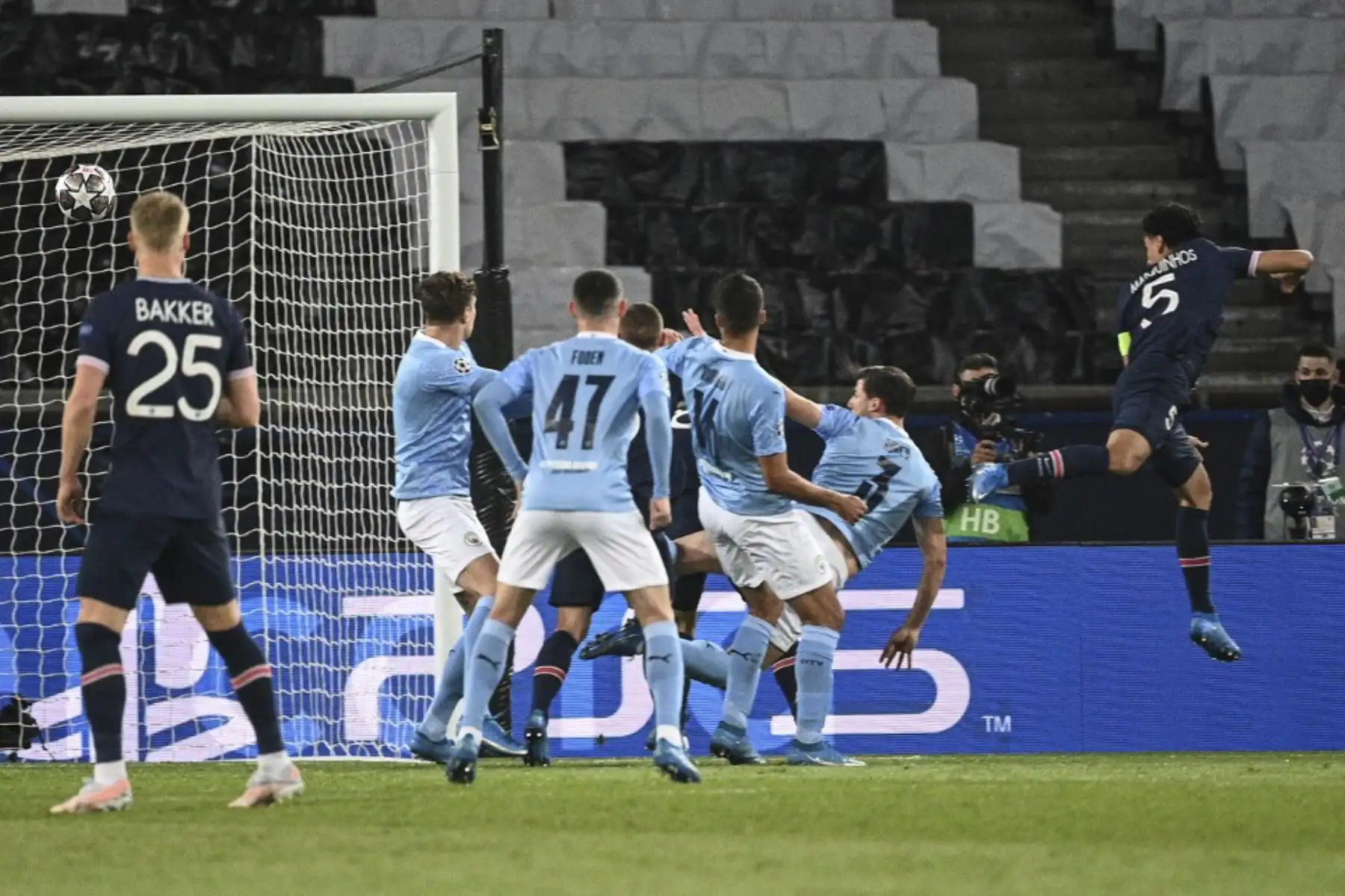 El defensor brasileño del Paris Saint-Germain, Marquinhos, marca un gol durante el partido de ida de la semifinal de la Liga de Campeones de la UEFA entre el Paris Saint-Germain (PSG) y el Manchester City en el estadio Parc des Princes de París el 28 de abril de 2021. Foto: AFP