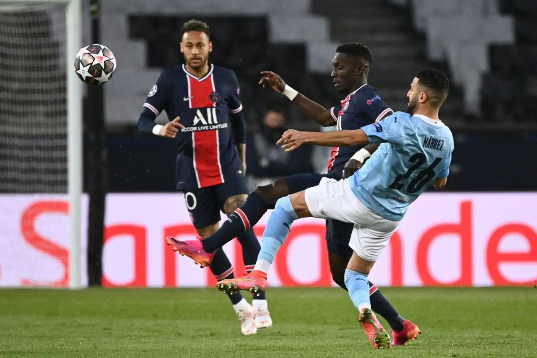 El centrocampista senegalés del Paris Saint-Germain Idrissa Gueye lucha por el balón con el centrocampista argelino del Manchester City Riyad Mahrez durante el partido de ida de la semifinal de la Liga de Campeones de la UEFA entre el Paris Saint- Germain (PSG) y el Manchester City en Estadio Parc des Princes en París el 28 de abril de 2021. Foto: AFP