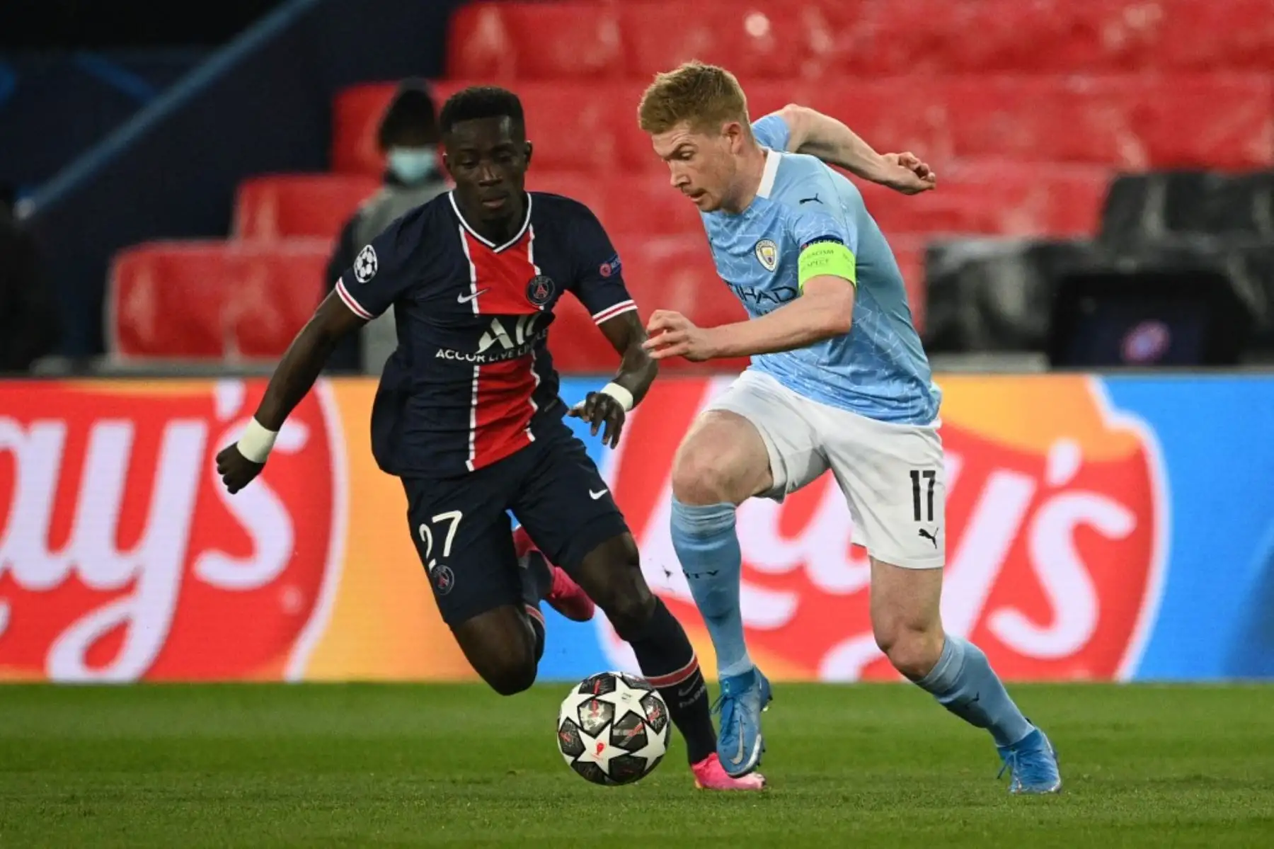 El centrocampista senegalés del Paris Saint-Germain Idrissa Gueye lucha por el balón con el centrocampista belga del Manchester City Kevin De Bruyne durante el partido de ida de la semifinal de la Liga de Campeones de la UEFA entre el Paris Saint-Germain (PSG) y el Manchester City en el Parc des Estadio Princes en París el 28 de abril de 2021. Foto: AFP