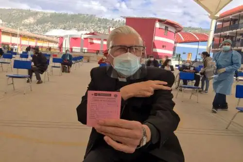 Ayacucho: Monseñor Salvador Piñeira recibe su primera dosis de vacuna contra la covid-19l. Foto: Difusión