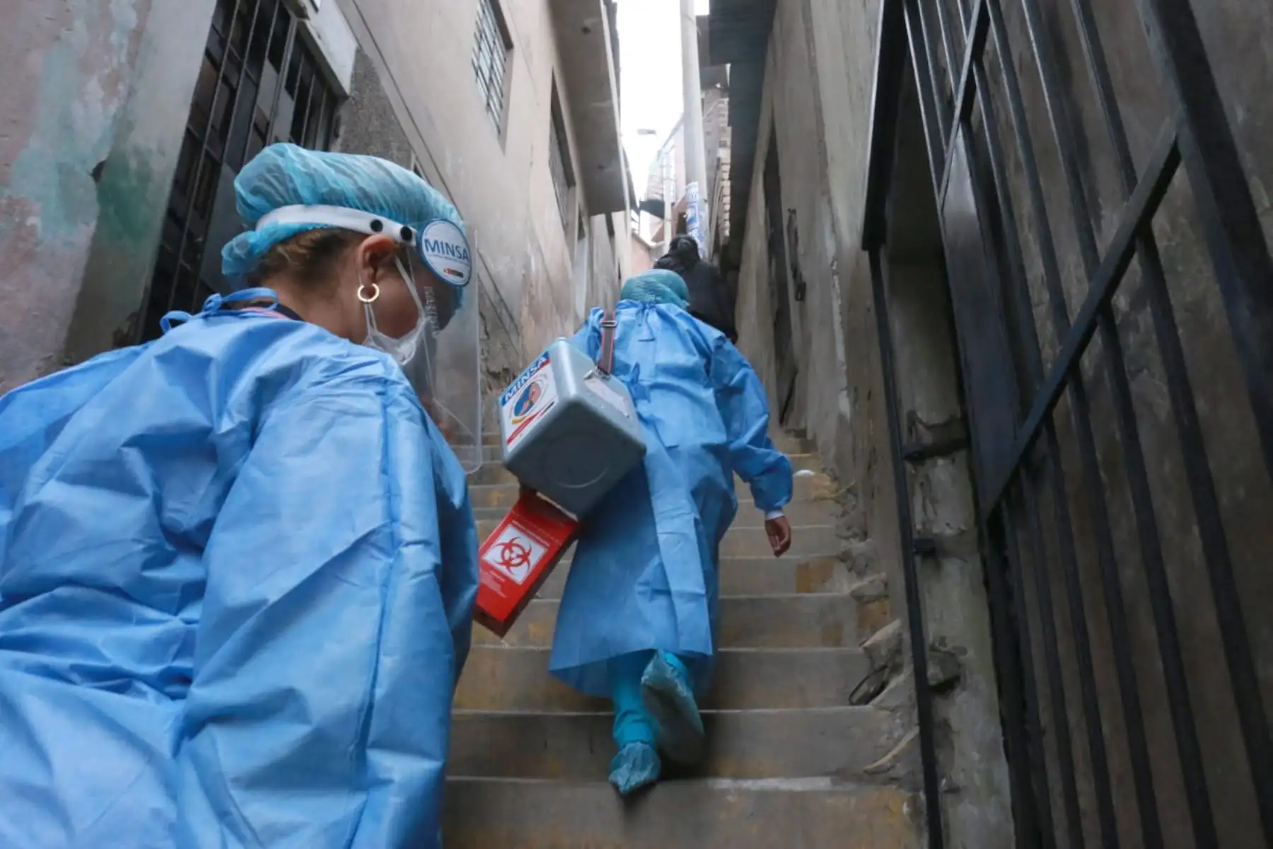 Brigadas de la Diris Lima Este del Minsa, iniciaron la vacunación a domicilio contra la COVID-19 a los adultos mayores de 80 años con dificultades para desplazarse., en el distrito de El Agustino. Foto: ANDINA/ Minsa.