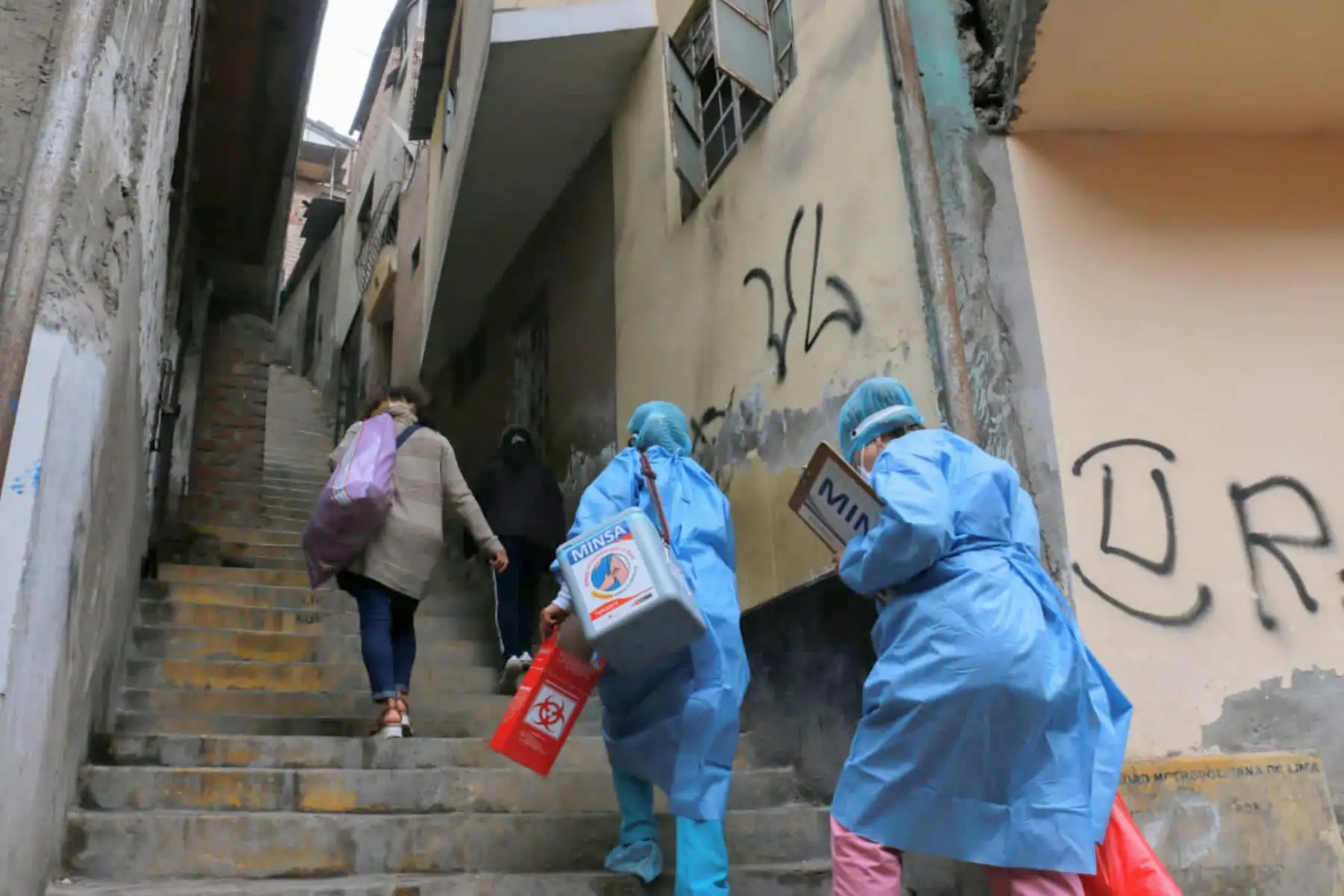 Brigadas de la Diris Lima Este del Minsa, iniciaron la vacunación a domicilio contra la COVID-19 a los adultos mayores de 80 años con dificultades para desplazarse., en el distrito de El Agustino. Foto: ANDINA/ Minsa.
