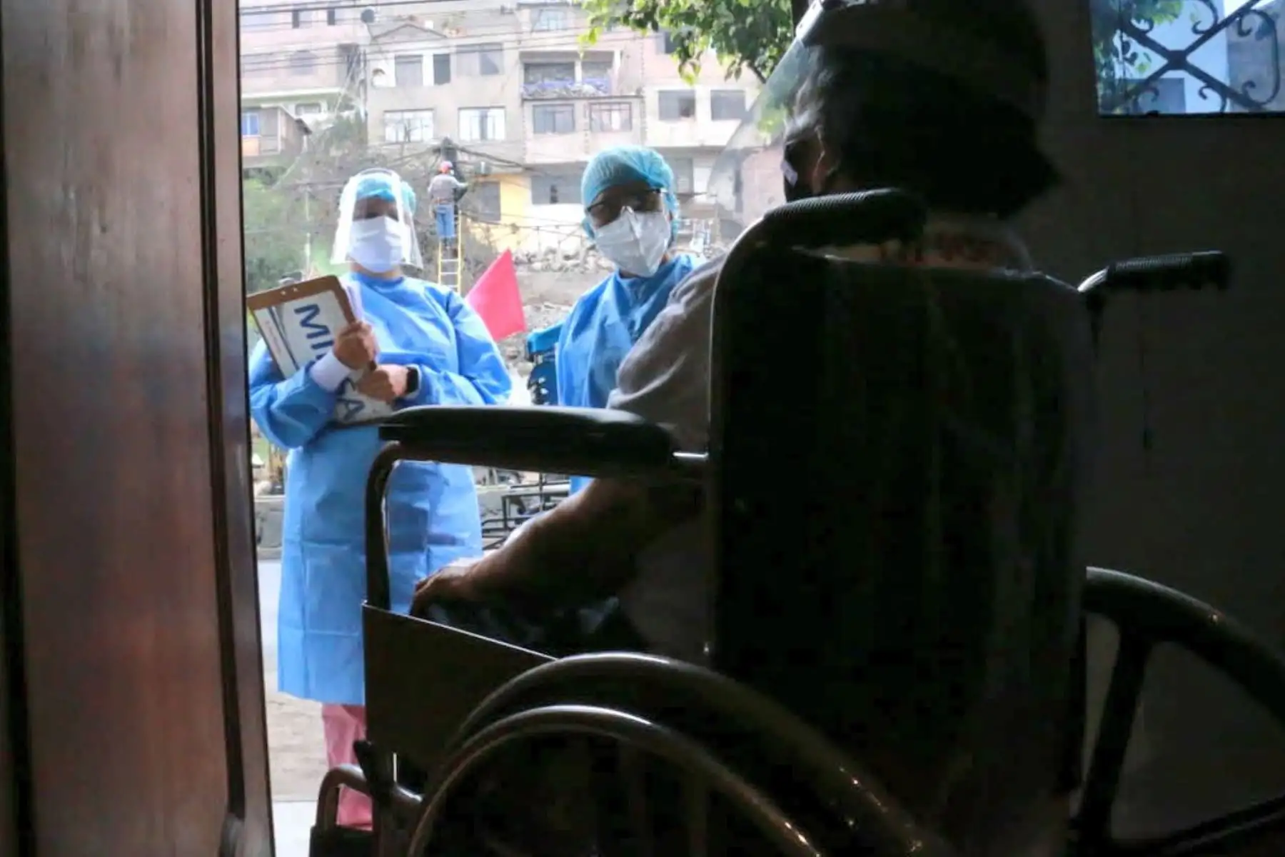 Brigadas de la Diris Lima Este del Minsa, iniciaron la vacunación a domicilio contra la COVID-19 a los adultos mayores de 80 años con dificultades para desplazarse., en el distrito de El Agustino. Foto: ANDINA/ Minsa.