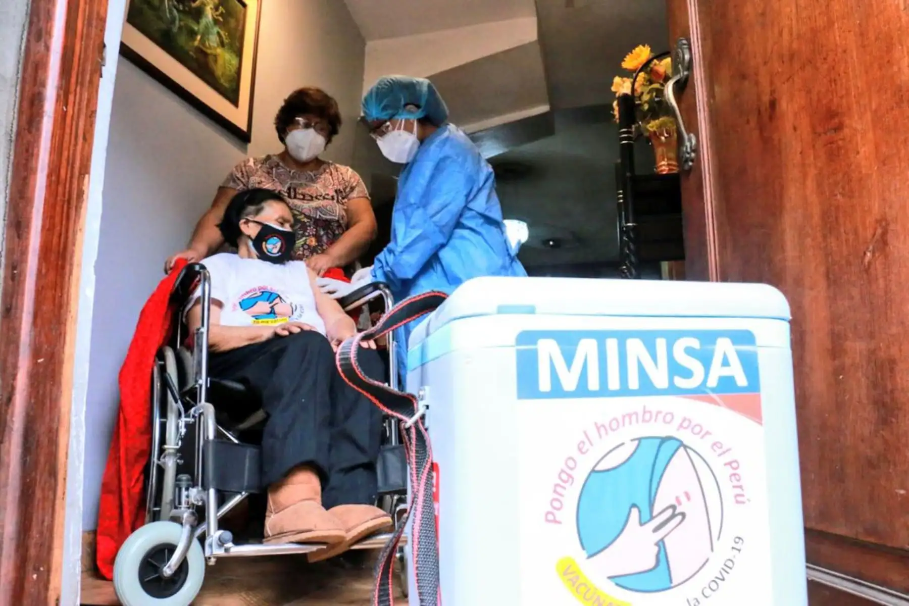 Brigadas de la Diris Lima Este del Minsa, iniciaron la vacunación a domicilio contra la COVID-19 a los adultos mayores de 80 años con dificultades para desplazarse., en el distrito de El Agustino. Foto: ANDINA/ Minsa.
