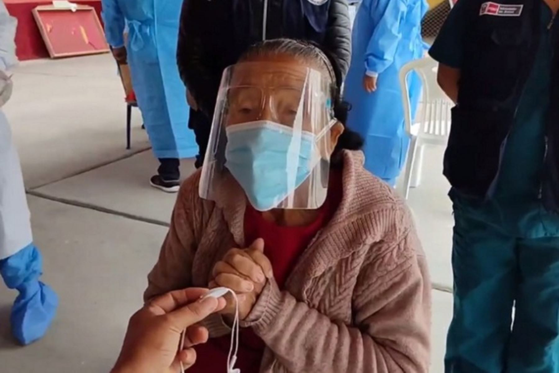 La señora Gregoria María Chincay de Moro, de 85 años, dio gracias a Dios y al personal de salud por haber sido inmunizada.