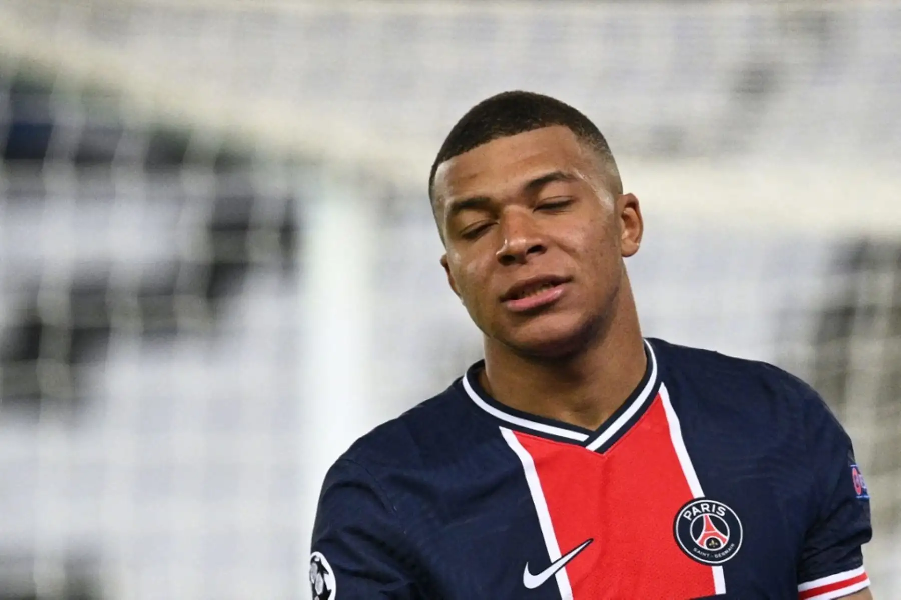 El delantero francés del Paris Saint-Germain, Kylian Mbappé, reacciona durante el partido de ida de la semifinal de la Liga de Campeones de la UEFA entre el Paris Saint-Germain (PSG) y el Manchester City en el estadio Parc des Princes de París el 28 de abril de 2021. Foto: AFP
