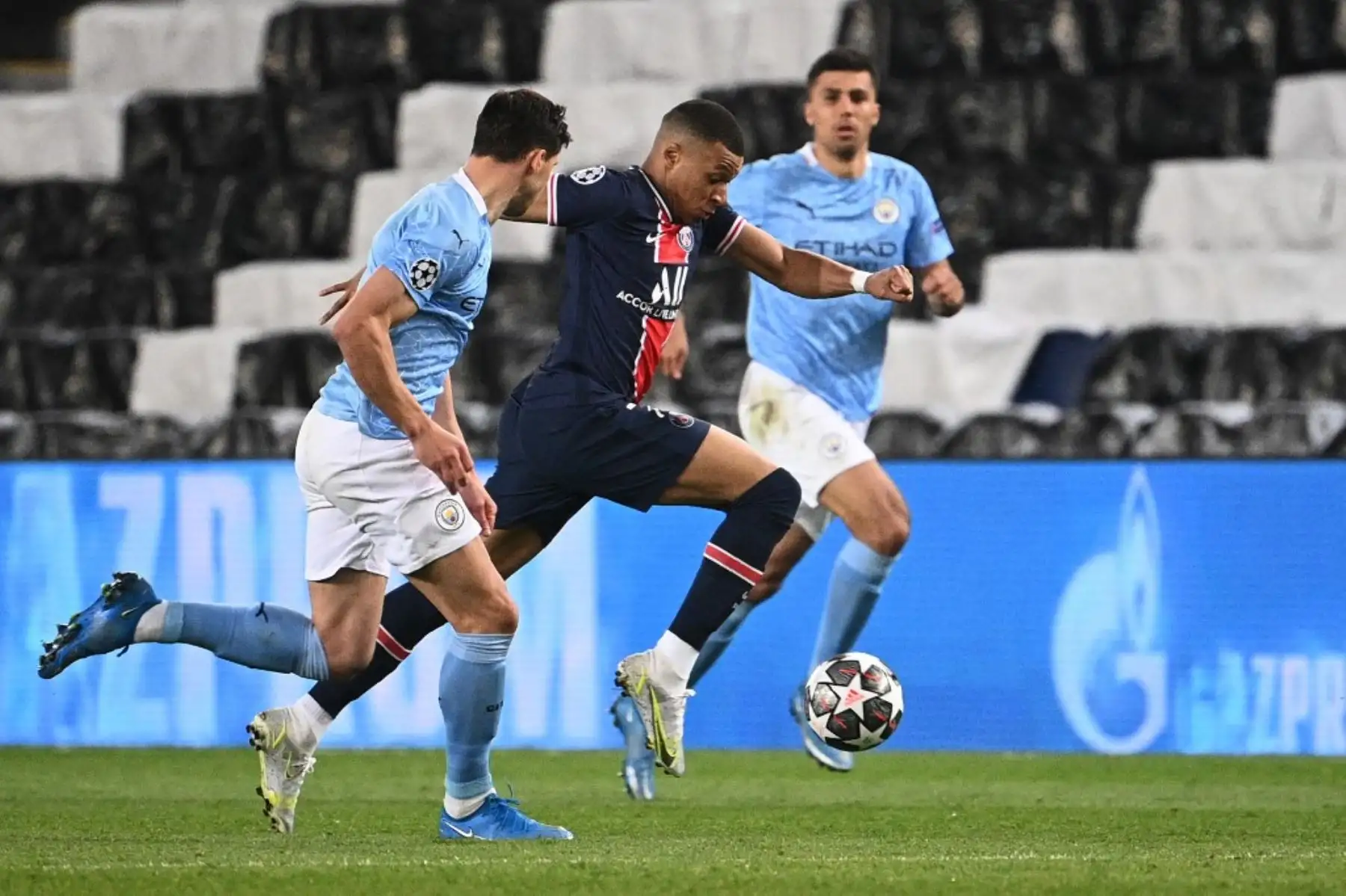 El delantero francés del Paris Saint-Germain Kylian Mbappé (C) conduce el balón durante el partido de ida de la semifinal de la Liga de Campeones de la UEFA entre el Paris Saint-Germain (PSG) y el Manchester City en el estadio Parc des Princes de París el 28 de abril de 2021. Foto: AFP