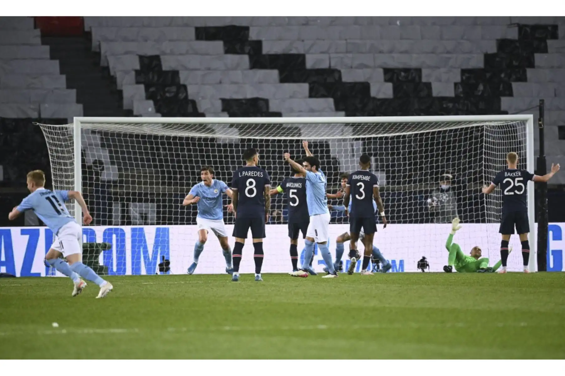 Los jugadores del Manchester City celebran tras marcar un gol durante el partido de ida de la semifinal de la Liga de Campeones de la UEFA entre el Paris Saint-Germain (PSG) y el Manchester City en el estadio Parc des Princes de París el 28 de abril de 2021. Foto: AFP