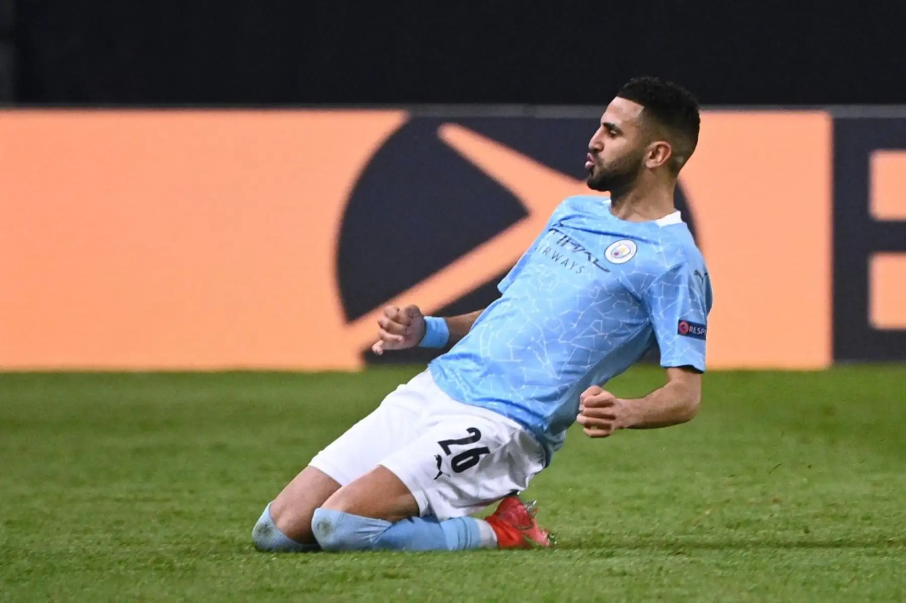 El centrocampista argelino del Manchester City, Riyad Mahrez, celebra tras marcar un gol durante el partido de ida de la semifinal de la Liga de Campeones de la UEFA entre el Paris Saint-Germain (PSG) y el Manchester City en el estadio Parc des Princes de París el 28 de abril de 2021. Foto: AFP
