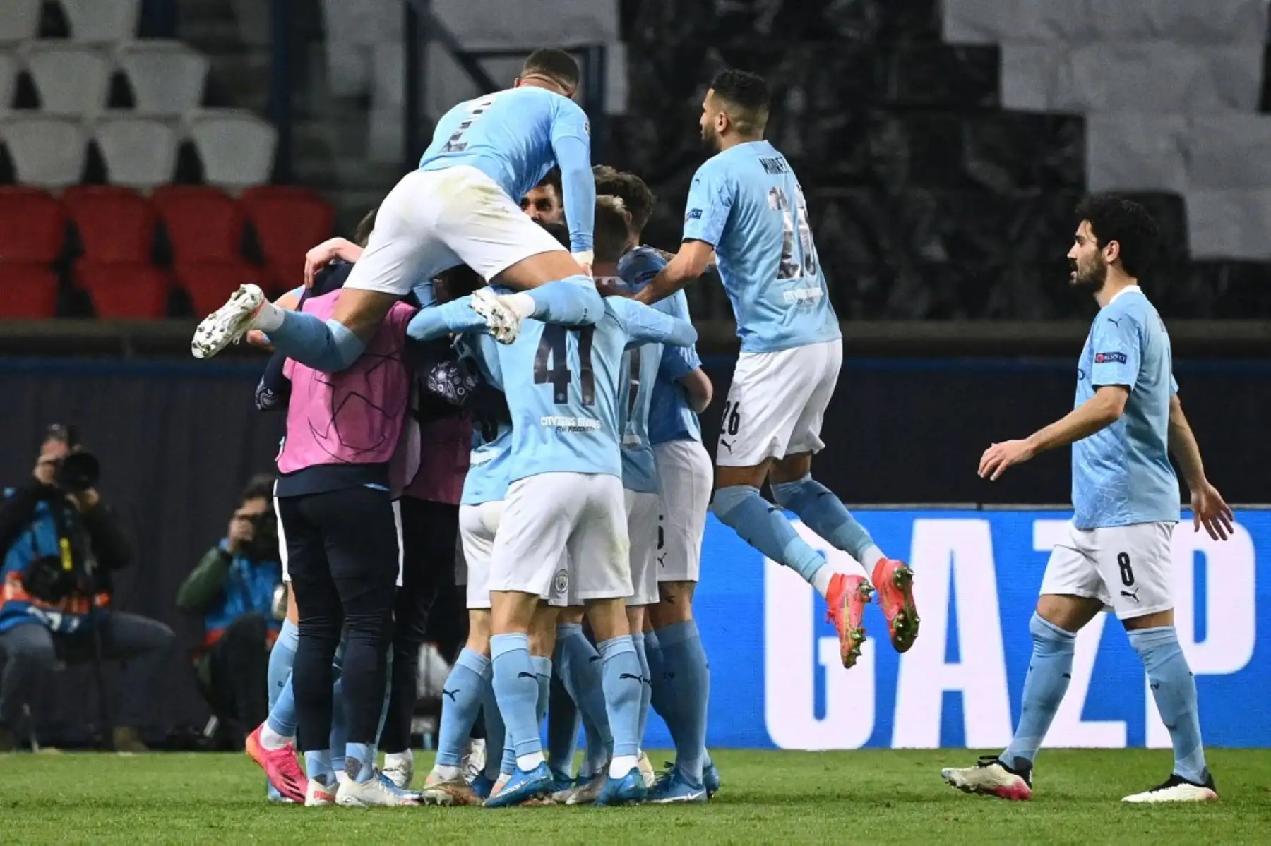 Los jugadores del Manchester City celebran tras marcar un gol durante el partido de ida de la semifinal de la Liga de Campeones de la UEFA entre el Paris Saint-Germain (PSG) y el Manchester City en el estadio Parc des Princes de París el 28 de abril de 2021. Foto: AFP