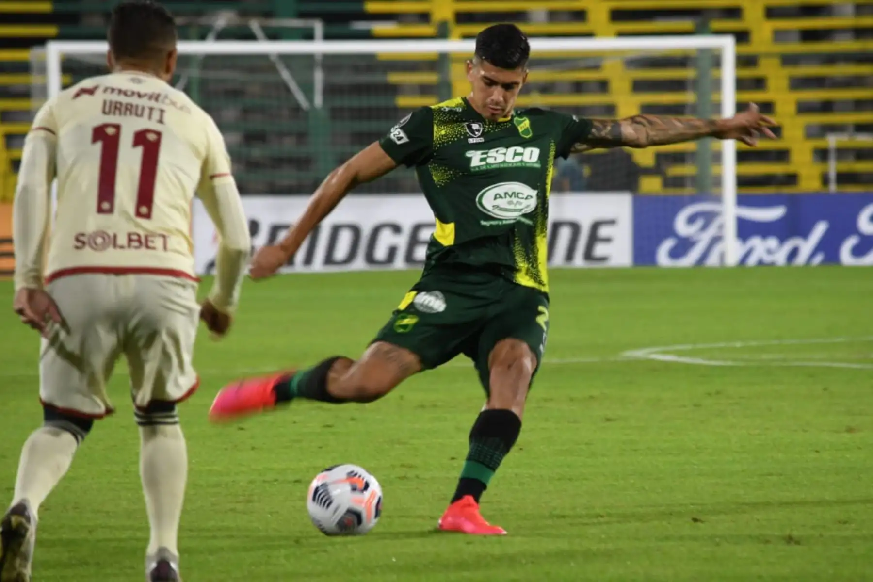 El jugador Urruti de Universitario de Deportes se enfrenta al club  Defensa y Justicia de Argentina por la fecha 2 de la Conmebol Libertadores. 
Foto: @ClubDefensayJus
