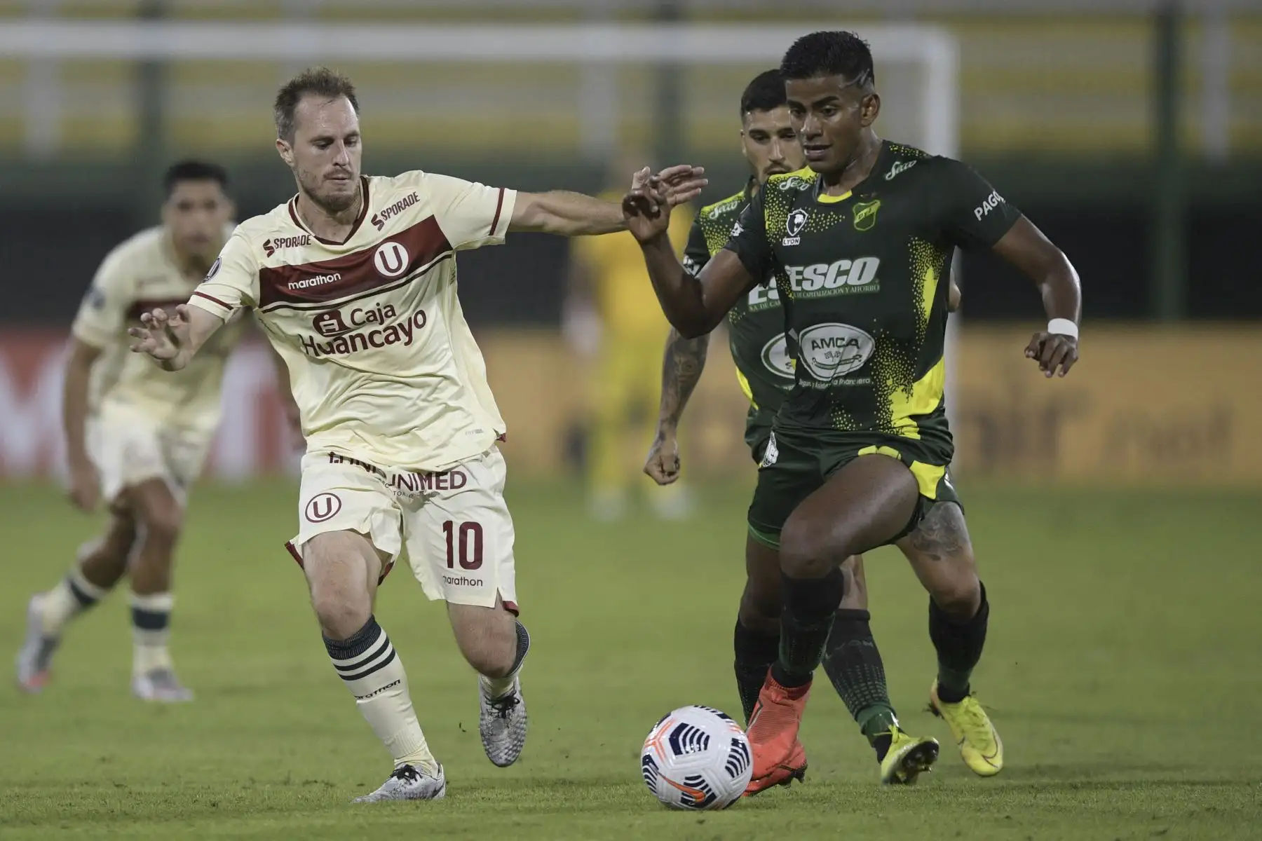 El colombiano de Defensa y Justicia de Argentina Raúl Loaiza  y el jugador de Universitario  Hernán Novick de Perú compiten por el balón durante su partido de la fase de grupos del torneo de fútbol Copa Libertadores en el estadio Norberto Tito Tomaghello.
Foto: AFP