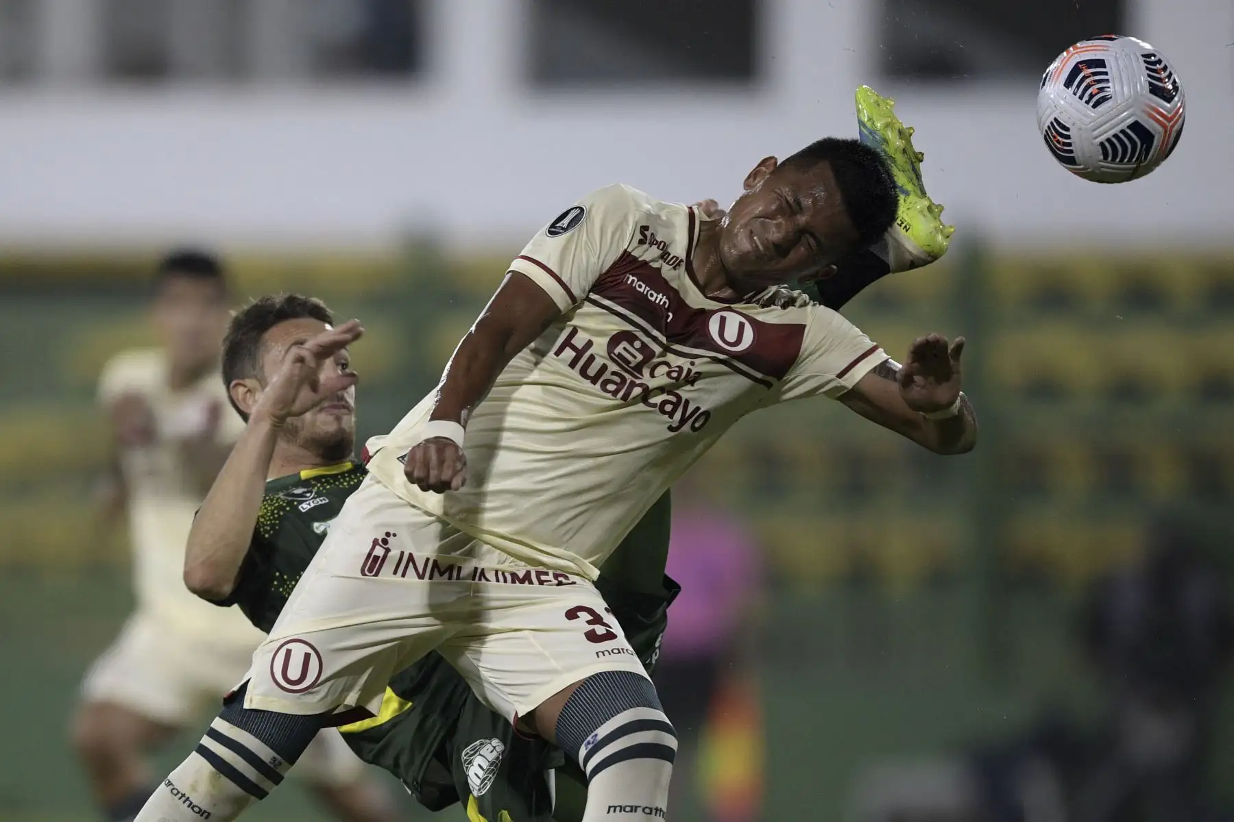 El jugador de Universitario, Diego Chávez y el jugador Nahuel Gallardo del Defensa y Justicia de Argentina  disputan el balón durante su partido de la fase de grupos del torneo de fútbol Copa Libertadores.
Foto: AFP