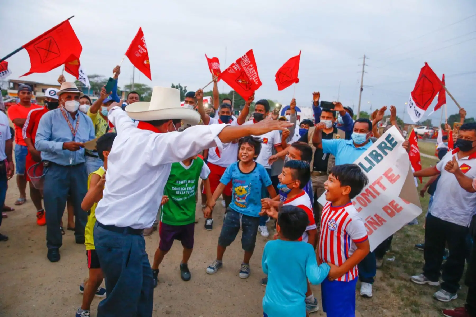 Candidato a la presidencia, Pedro Castillo participa en caravana junto a simpatizantes en la región de Tumbes. 
Foto: ANDINA/Andrés Valle
Foto: ANDINA/Andrés Valle Candidato a la presidencia, Pedro Castillo participa en caravana junto a simpatizantes en la región de Tumbes. 
Foto: ANDINA/Andrés Valle
Foto: ANDINA/Andrés Valle