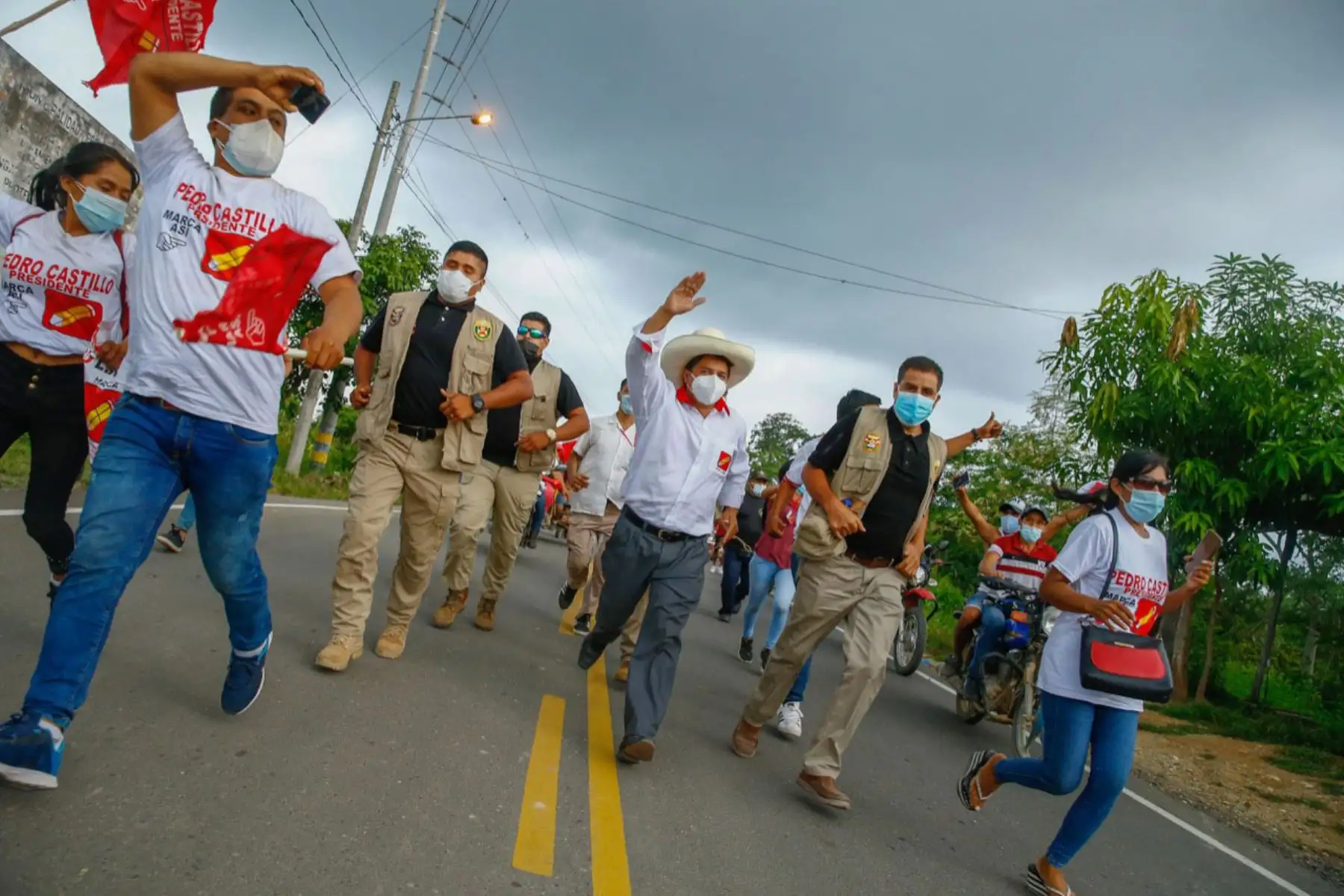 Candidato a la presidencia, Pedro Castillo participa en caravana junto a simpatizantes en la región de Tumbes. 
Foto: ANDINA/Andrés Valle Candidato a la presidencia, Pedro Castillo participa en caravana junto a simpatizantes en la región de Tumbes. 
Foto: ANDINA/Andrés Valle