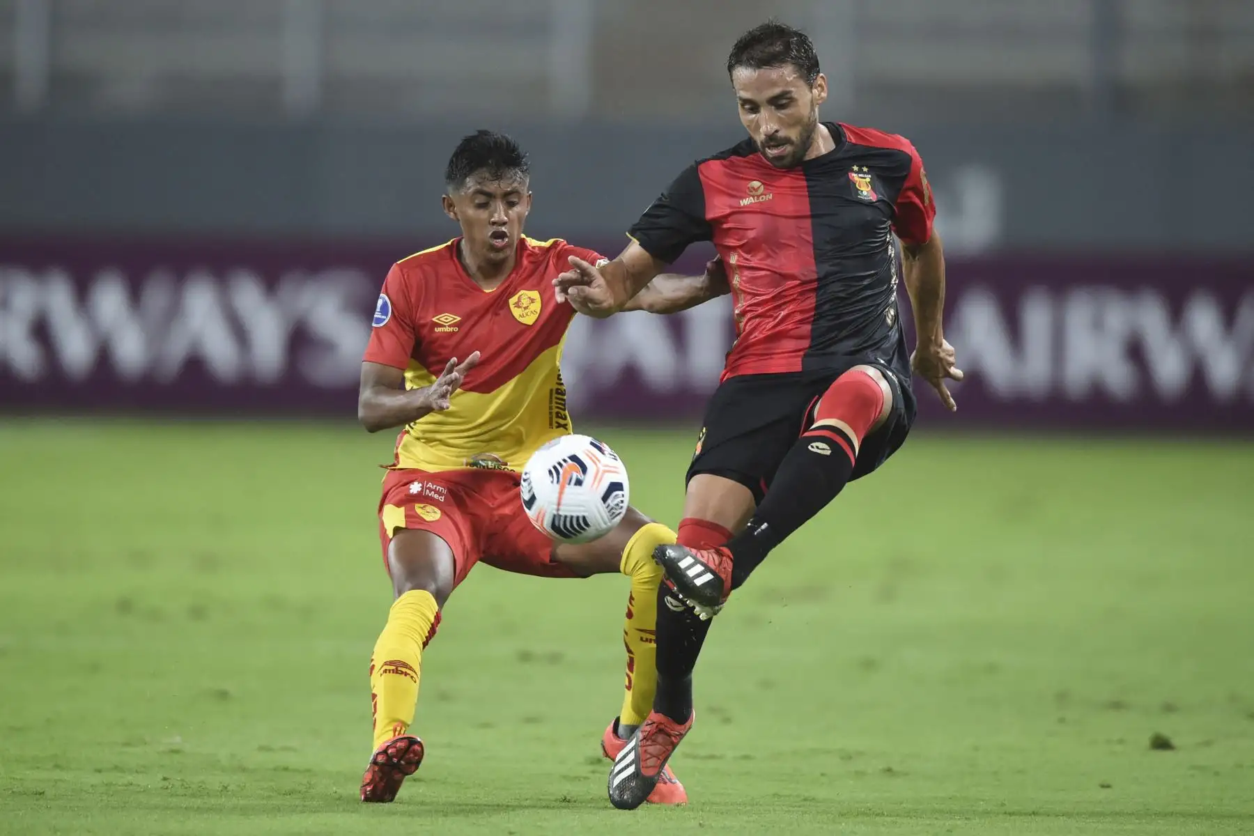 El ecuatoriano  Eddy Joel Mejía del Aucas  y el jugador del Melgar, Cristian Bordacahar, compiten por el balón durante el partido de la fase de grupos de la Copa Sudamericana.
Foto: AFP