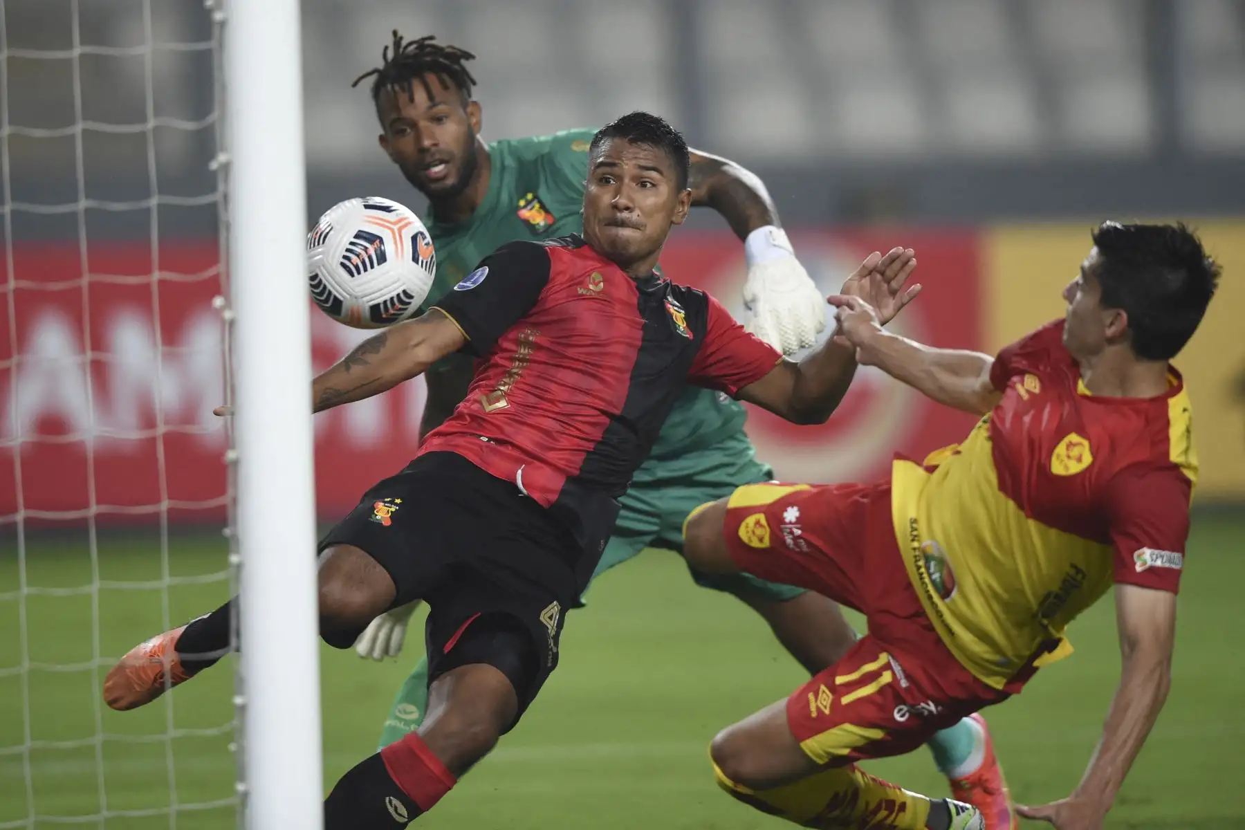 El jugador de Melgar, Alejandro Ramos y el jugador de Aucas de Ecuador, Ignacio Herrera, compiten por el balón durante el partido de la fase de grupos del torneo de fútbol Copa Sudamericana.
Foto: AFP