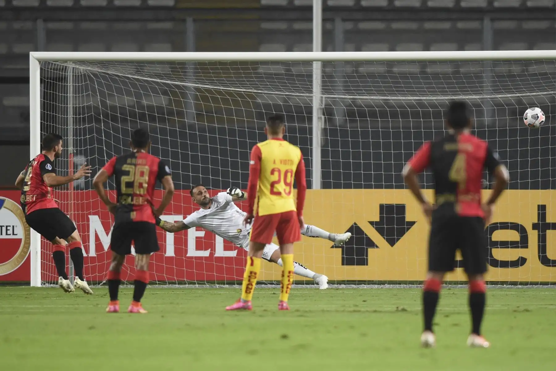 El jugador de  Melgar de Perú, Bernardo Cuesta anota un penalti contra el Aucas de Ecuador durante el partido de la fase de grupos del torneo de fútbol Copa Sudamericana en el Estadio Nacional de Lima.
Foto: AFP