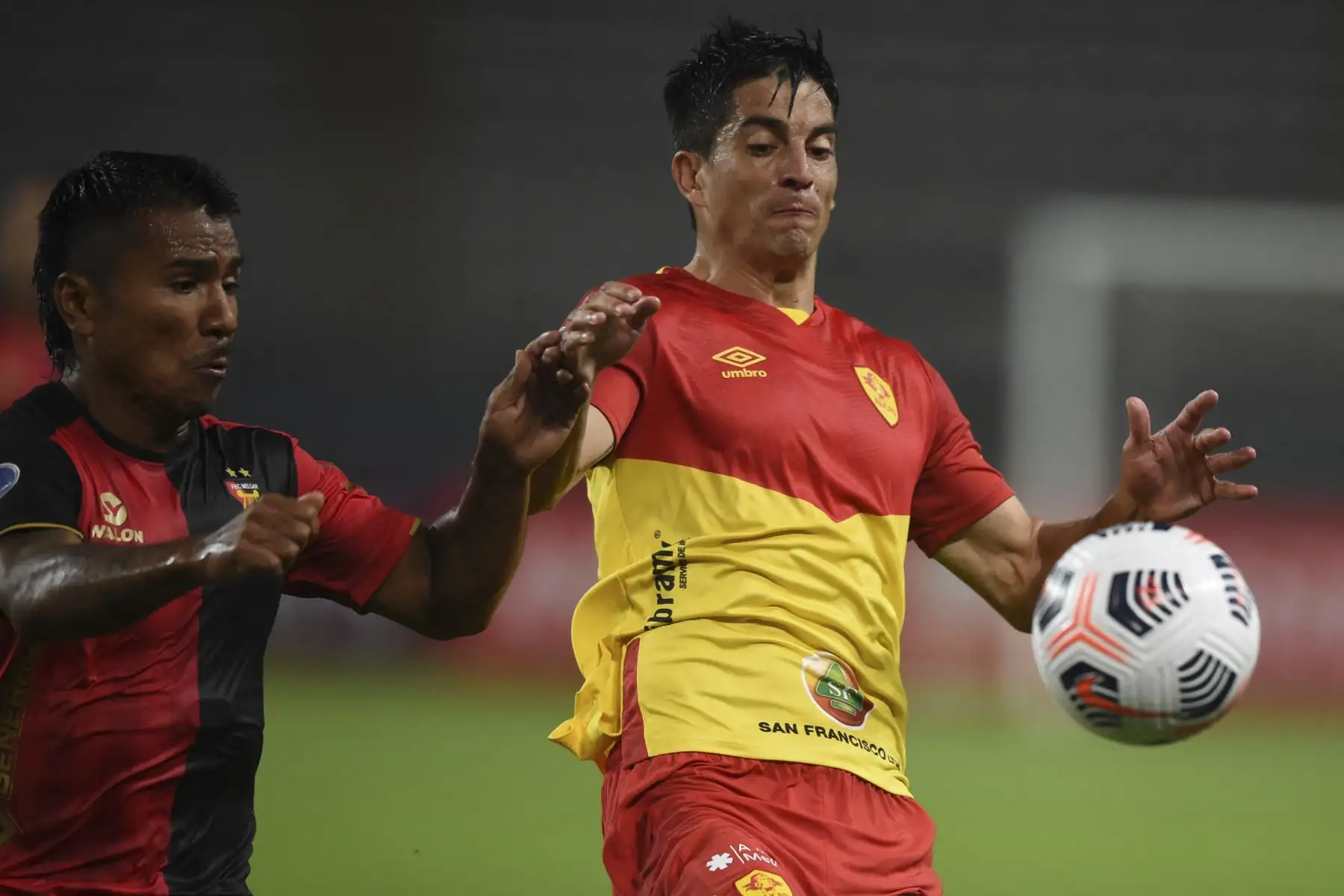 El jugador de Melgar, Alejandro Ramos y  el jugador ecuatoriano de Aucas, Ignacio Herrera, compiten por el balón durante el partido de la fase de grupos del torneo de fútbol Copa Sudamericana en el Estadio Nacional de Lima.
Foto: AFP