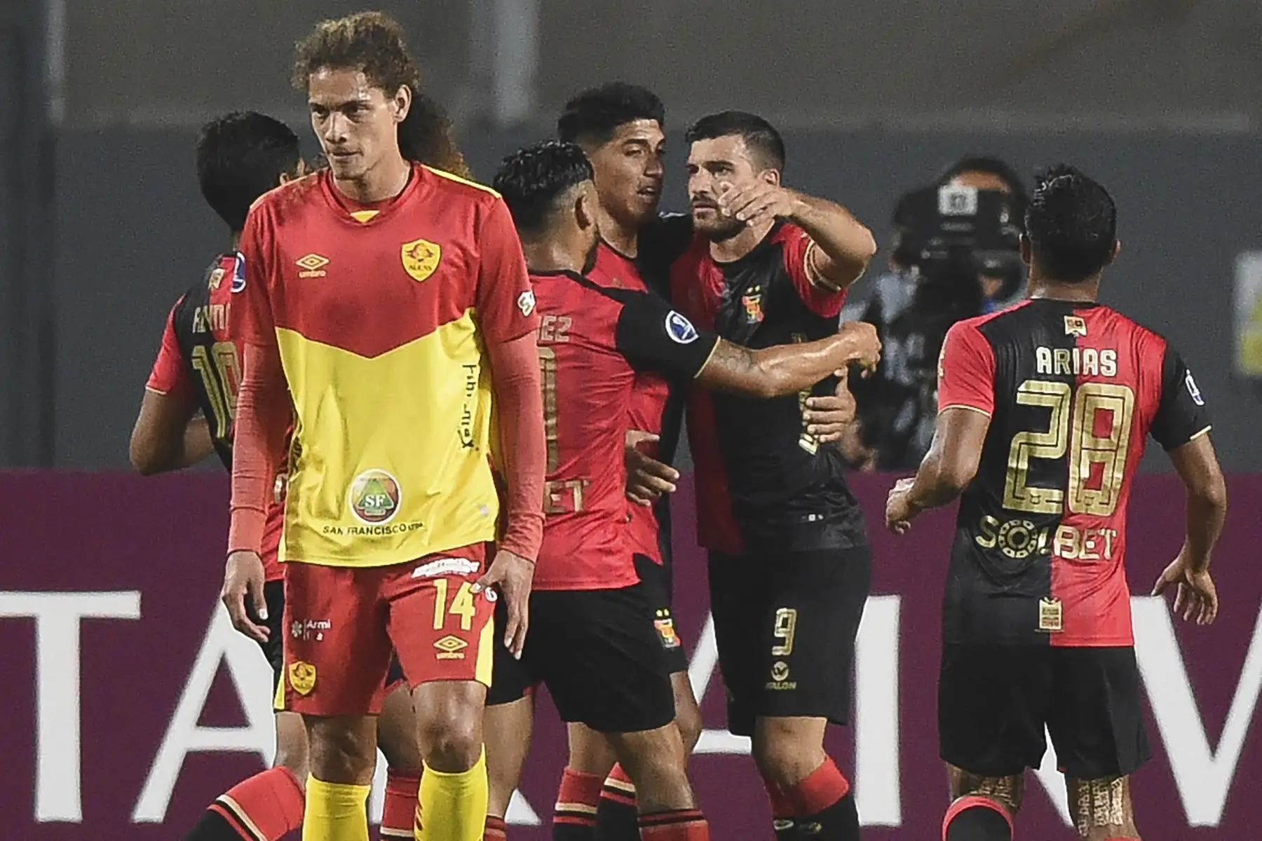 El jugador de  Melgar, Bernardo Cuesta  celebra tras anotar ante el Aucas de Ecuador durante el partido de la fase de grupos del torneo de fútbol Copa Sudamericana.
Foto: AFP