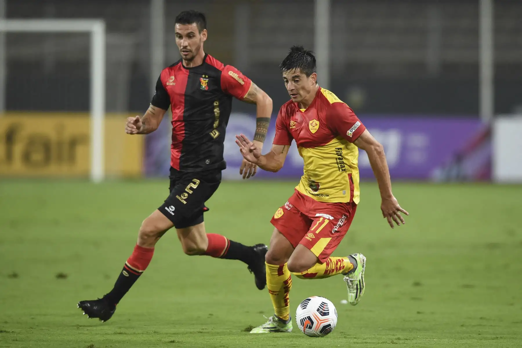 El  jugador del Melgar de Perú, Fabio Pereyra, y el jugador de Aucas de Ecuador, Ignacio Herrera, compiten por el balón durante el partido de la fase de grupos de la Copa Sudamericana de fútbol en el Estadio Nacional de Lima.
Foto: AFP