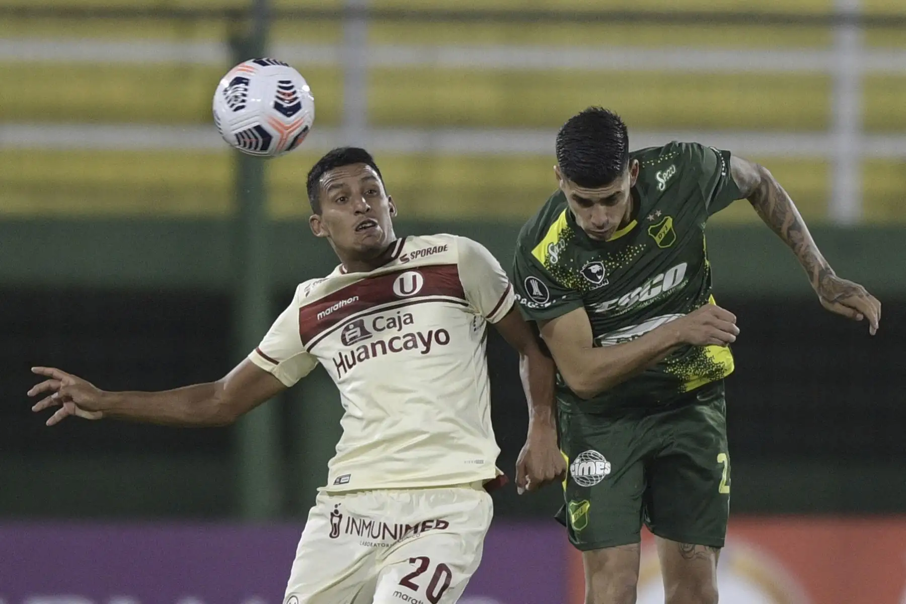 El jugador de  Universitario, Alex Valera  y el jugador del equipo  Defensa y Justicia de Argentina, Adonis Frias compiten por el balón durante el partido de la fase de grupos del torneo de fútbol Copa Libertadores.
Foto: AFP