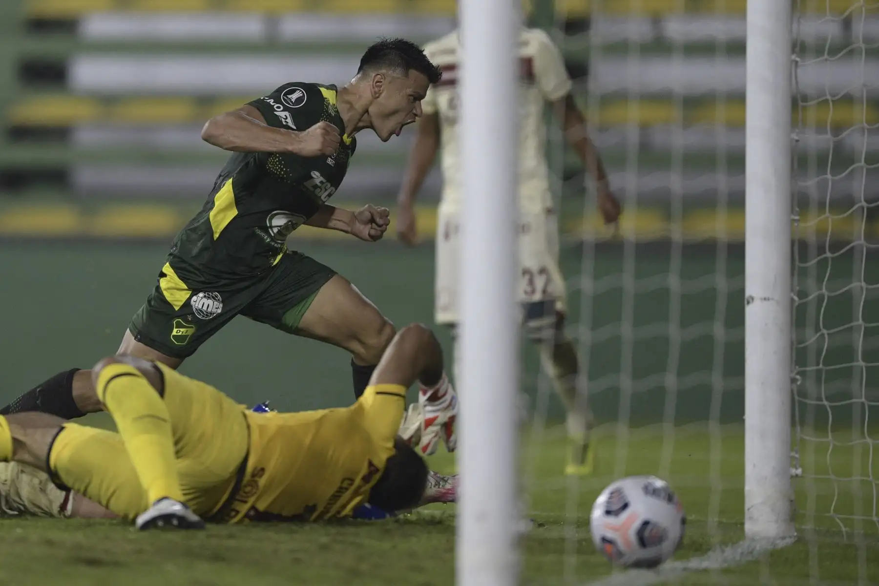 El jugador de Defensa y Justicia de Argentina, Walter Bou celebra tras anotar contra Universitario de Perú durante el partido de la fase de grupos de la Copa Libertadores.
Foto: AFP