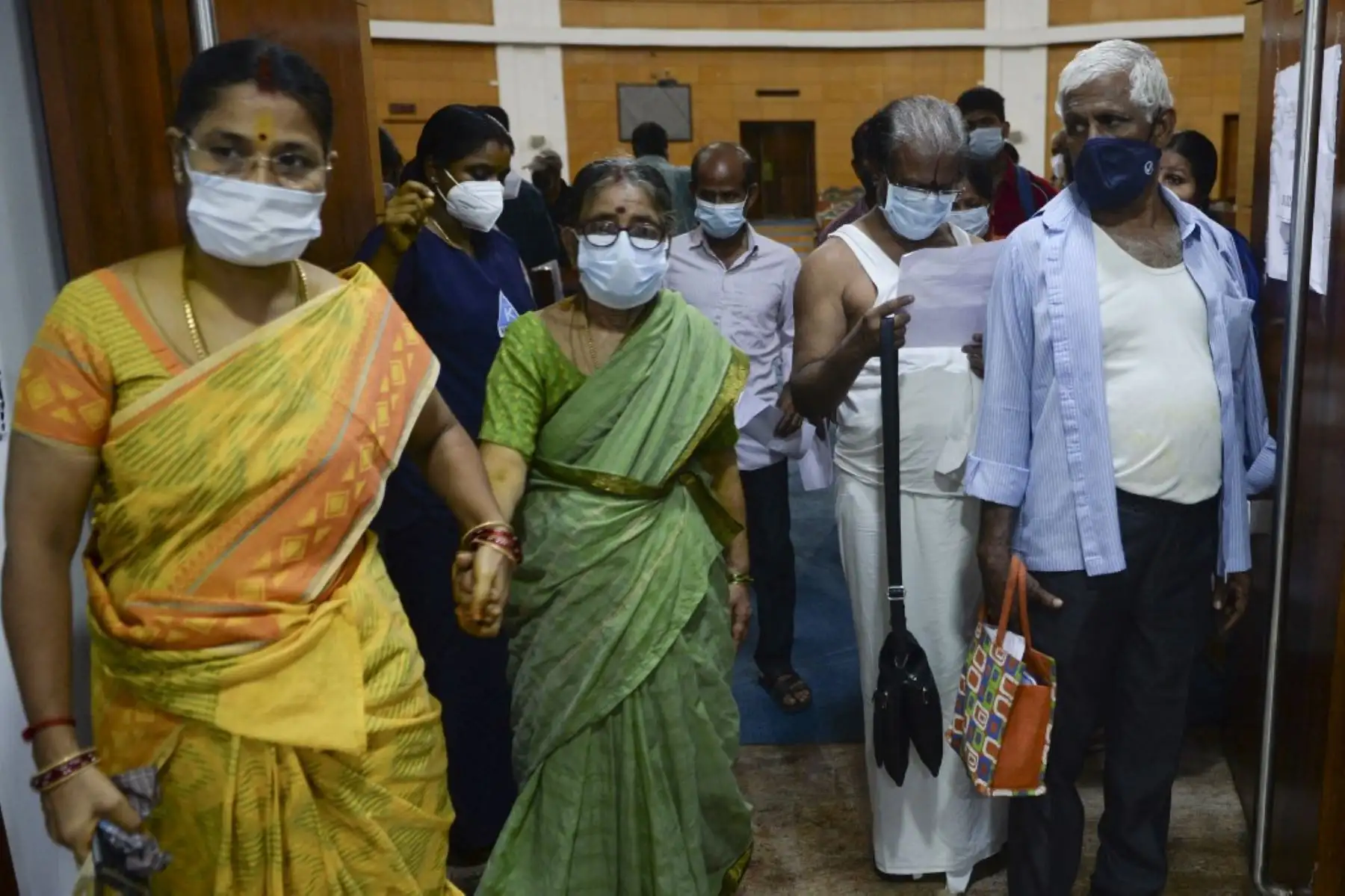 La gente espera ser inoculada con la vacuna contra el coronavirus Covid-19 en un hospital del gobierno en Chennai el 28 de abril de 2021. Foto: AFP