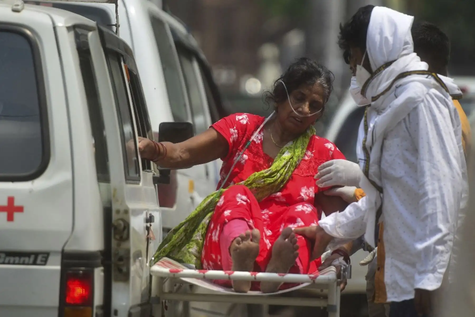 Una mujer que sufre el coronavirus Covid-19 se sienta en una camilla antes de ser ingresada en un hospital de Allahabad. Foto: AFP