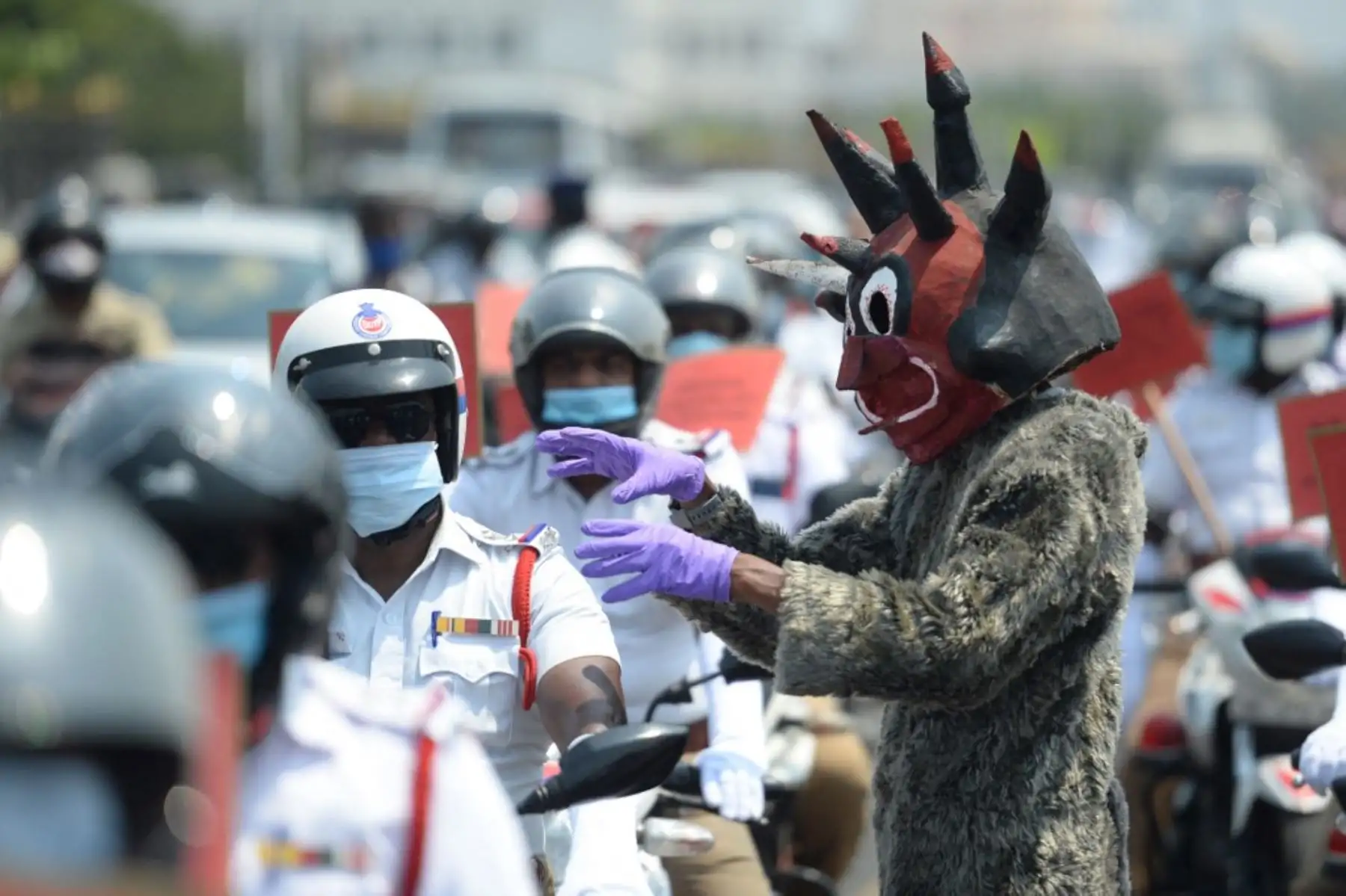 Un policía disfrazado de demonio que se asemeja al coronavirus Covid-19 participa con otros policías en un mitin de concientización sobre el coronavirus Covid-19 en Chennai. Foto: AFP