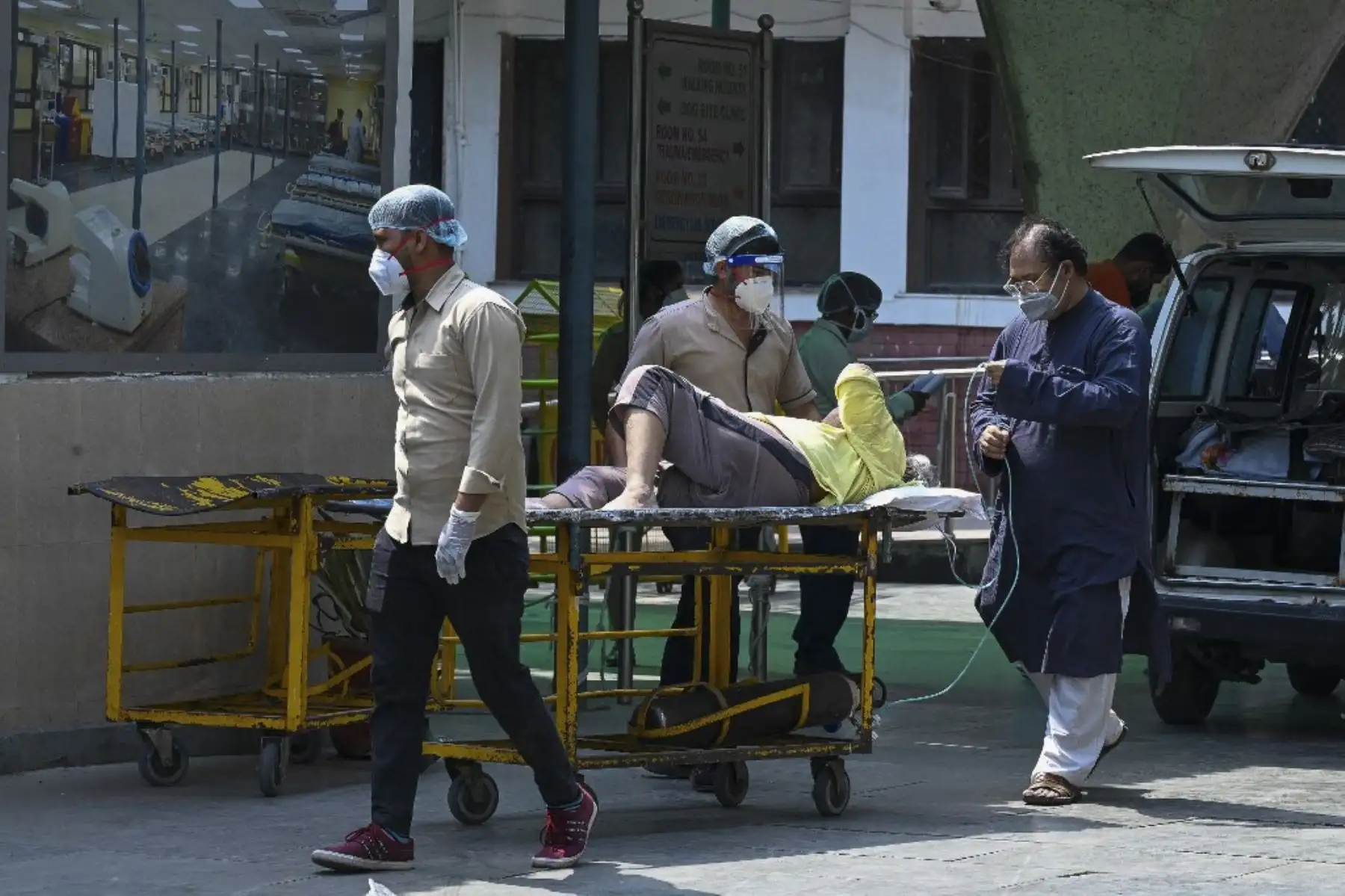 Un paciente con coronavirus Covid-19 llega para ser admitido en el hospital GTB en Nueva Delhi. Foto: AFP