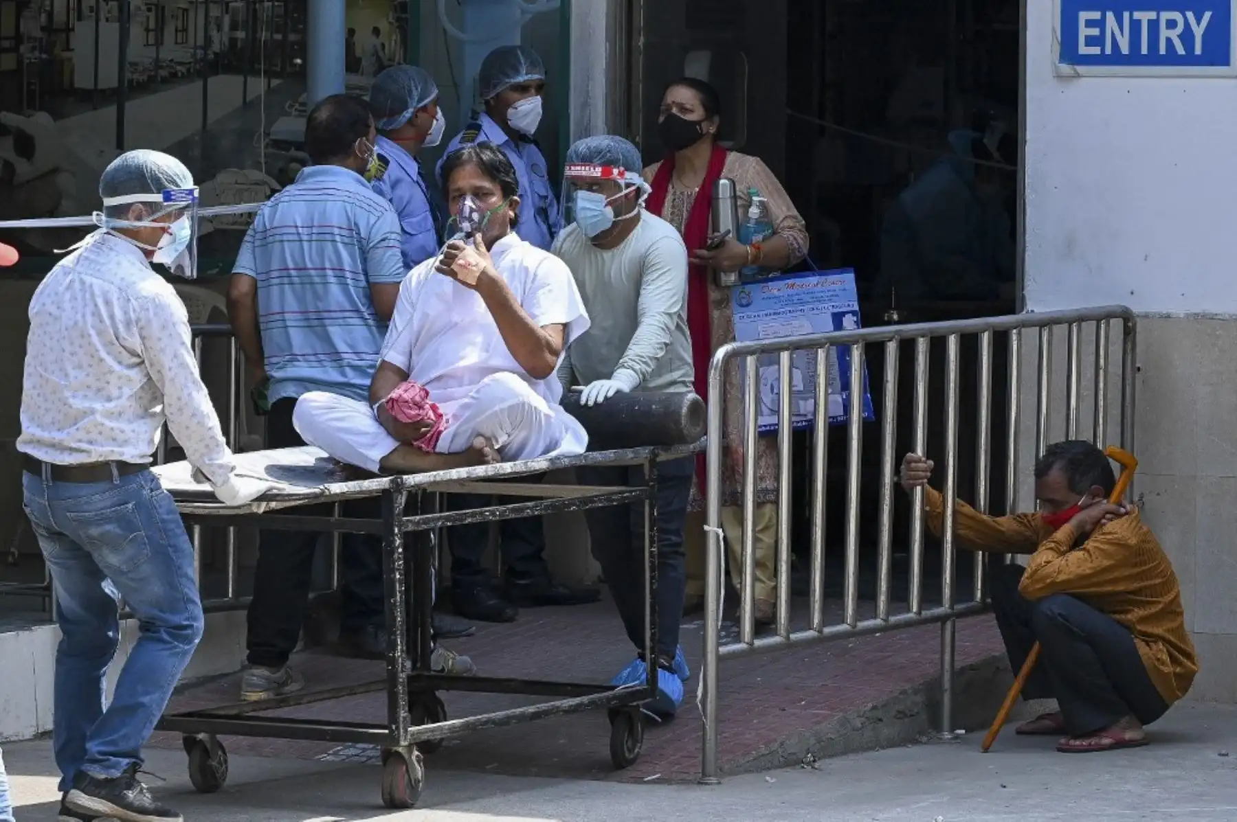Un paciente con coronavirus Covid-19 es trasladado a la sala después de su ingreso en el hospital GTB en Nueva Delhi. Foto: AFP