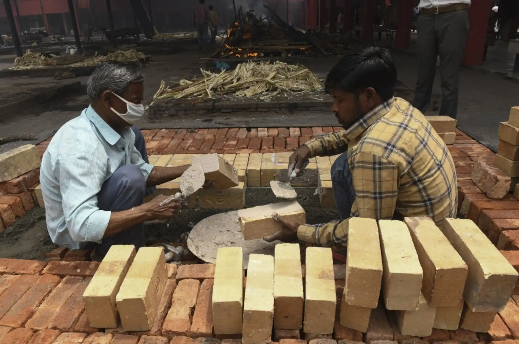 Los trabajadores construyen plataformas de cremación para hacer frente al aumento de las cremaciones debido a la pandemia del coronavirus Covid-19 en un crematorio en Amritsar. Foto: AFP