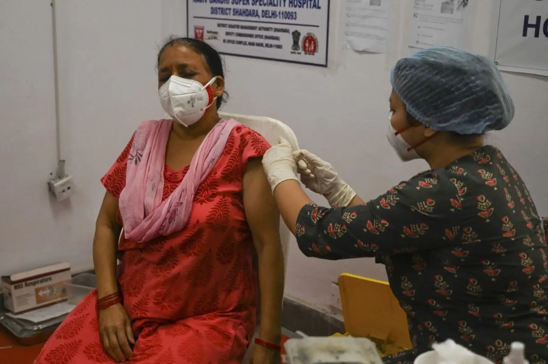 Un trabajador médico inocula a una mujer con una dosis de la vacuna contra el coronavirus Covishield Covid-19 en el hospital Rajiv Gandhi Super Specialty en Nueva Delhi. Foto: AFP