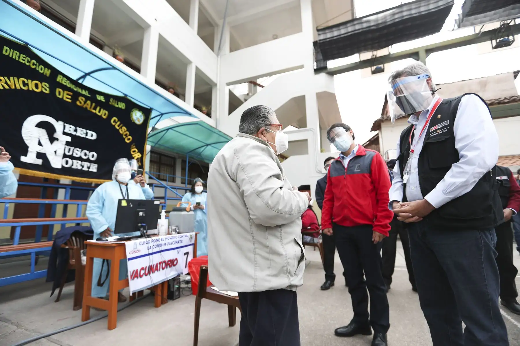 El presidente de la República, Francisco Sagasti, entregó 17,550 dosis de vacunas contra el coronavirus a la región Cusco, adonde llegó para supervisar la inmunización de los adultos mayores en la región. Foto: ANDINA/Presidencia Perú